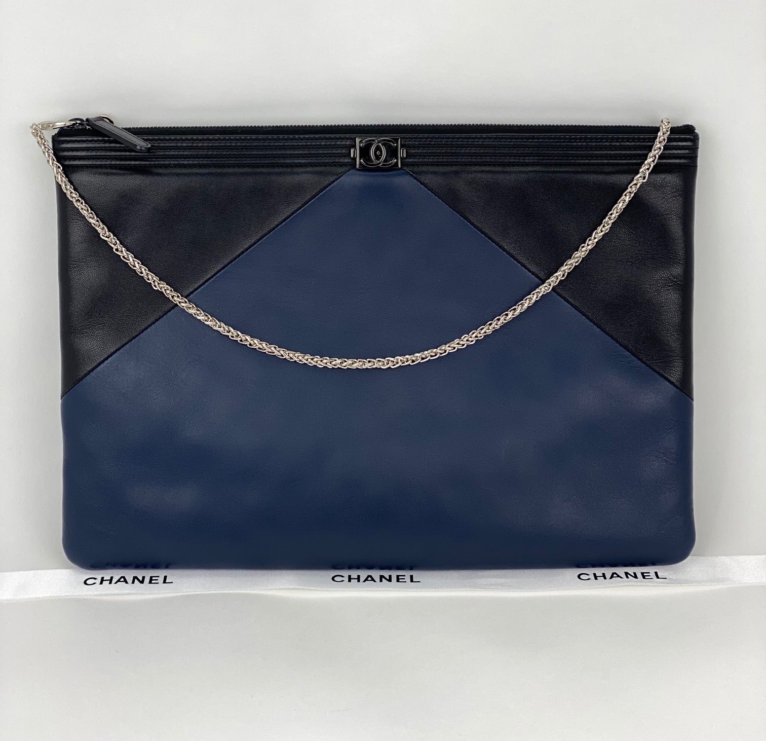 Túi da cừu chần bông màu đen xanh lớn của Chanel kèm dây xích