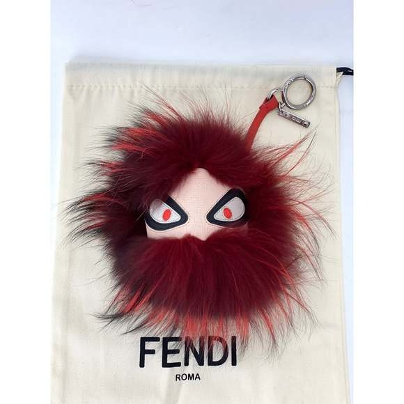 Móc khóa túi xách bằng da hình côn trùng lông đỏ Fendi / Mặt dây chuyền túi xách