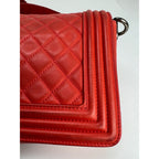Túi Chanel Lambskin Quilted Medium Boy màu đỏ có nắp