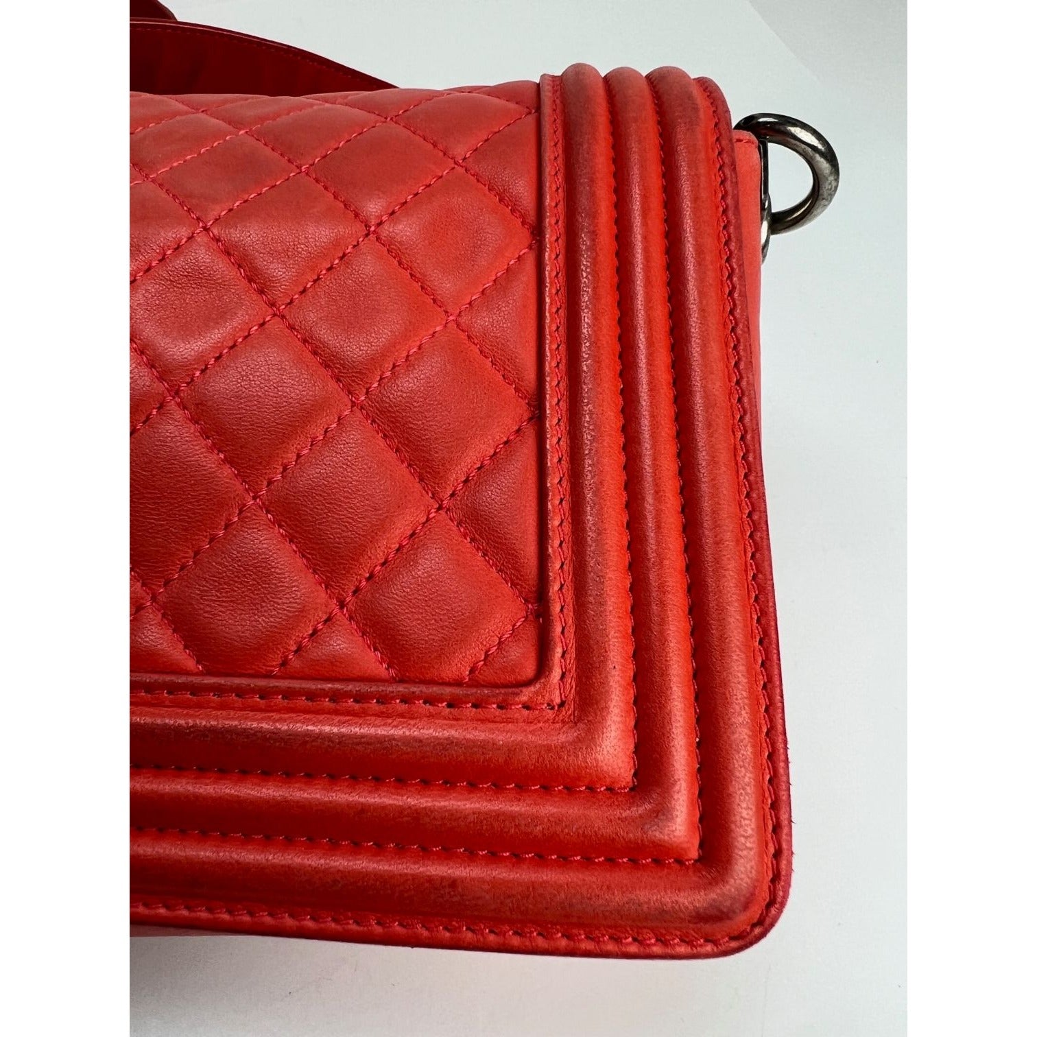 Túi Chanel Lambskin Quilted Medium Boy màu đỏ có nắp