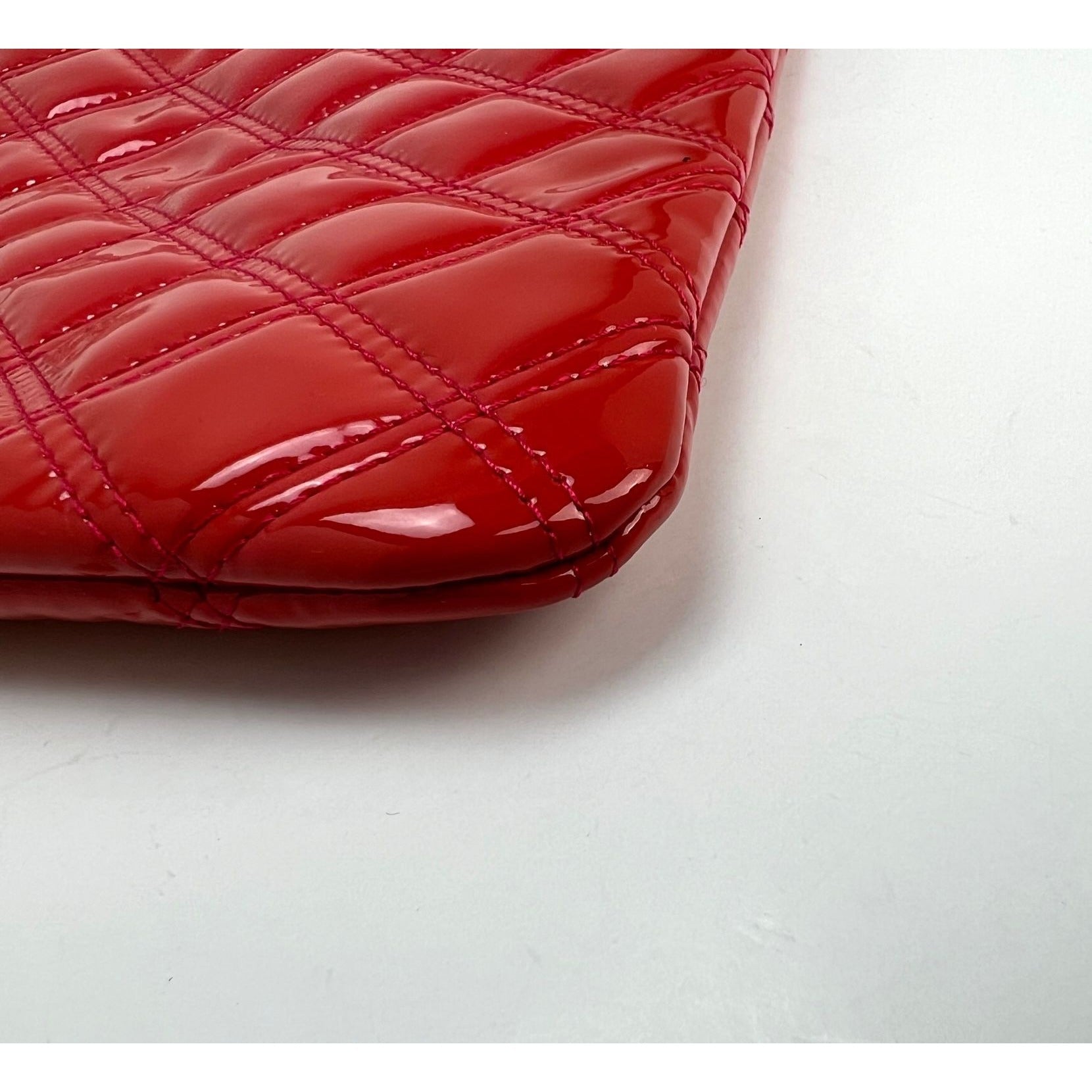 Hộp đựng mỹ phẩm Chanel Patent Quilted cỡ trung màu hồng đậm