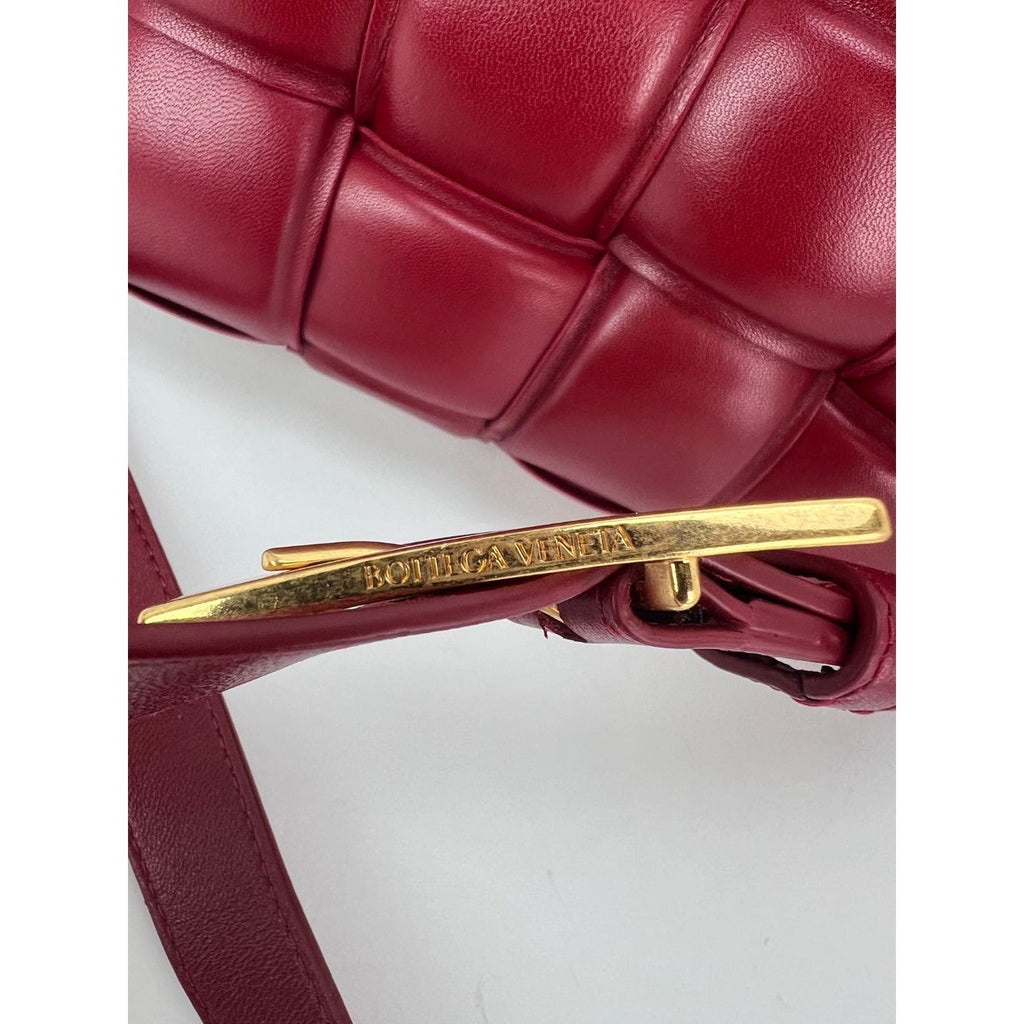 Túi đeo chéo Nappa Maxi Intreccio màu đỏ của Bottega Veneta