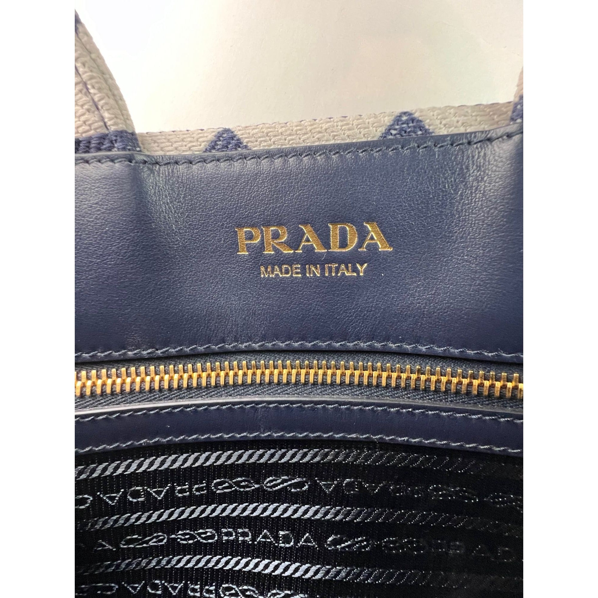 Túi xách vải thêu biểu tượng nhỏ Prada