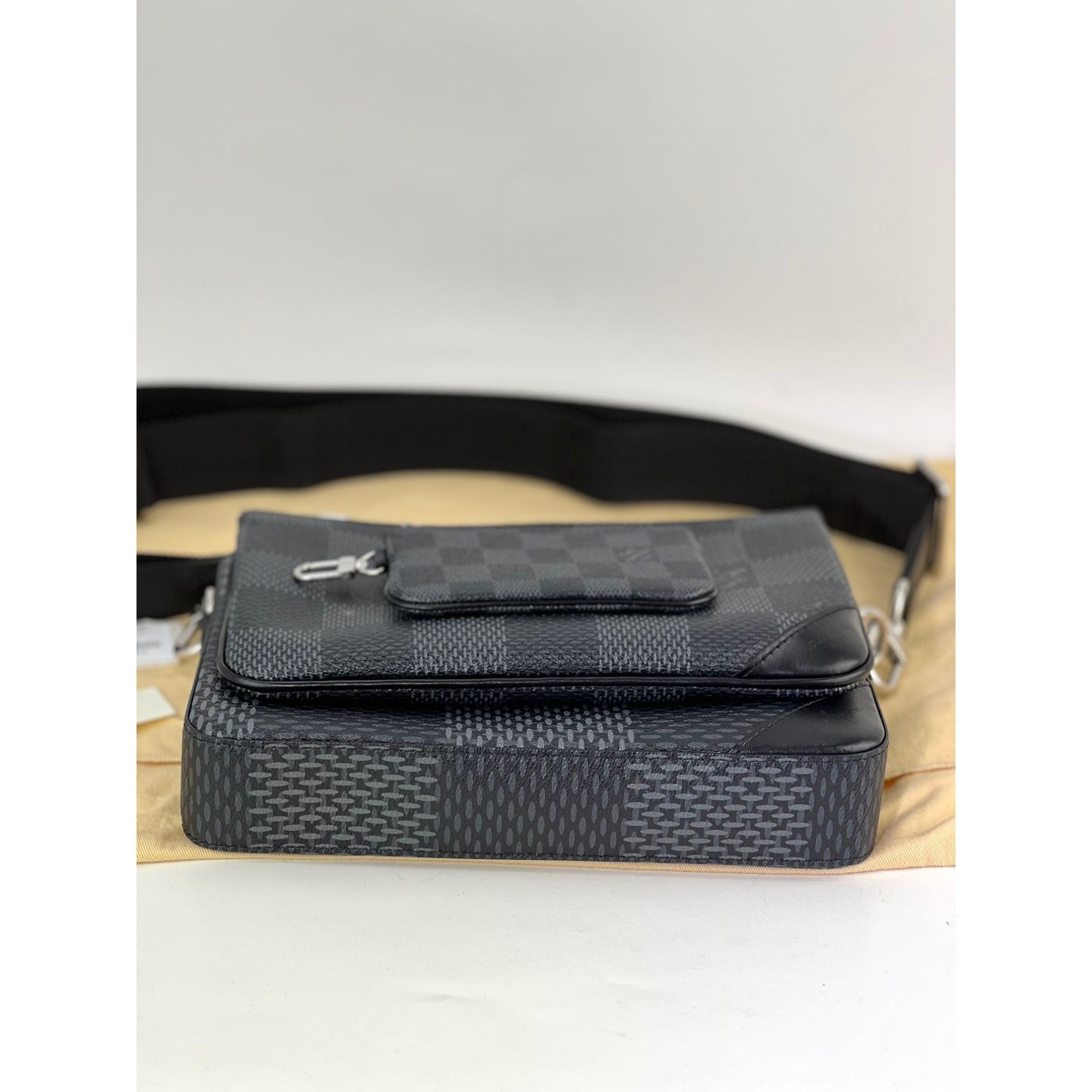 Túi xách nam LOUIS VUITTON Trio Messenger Damier Graphite