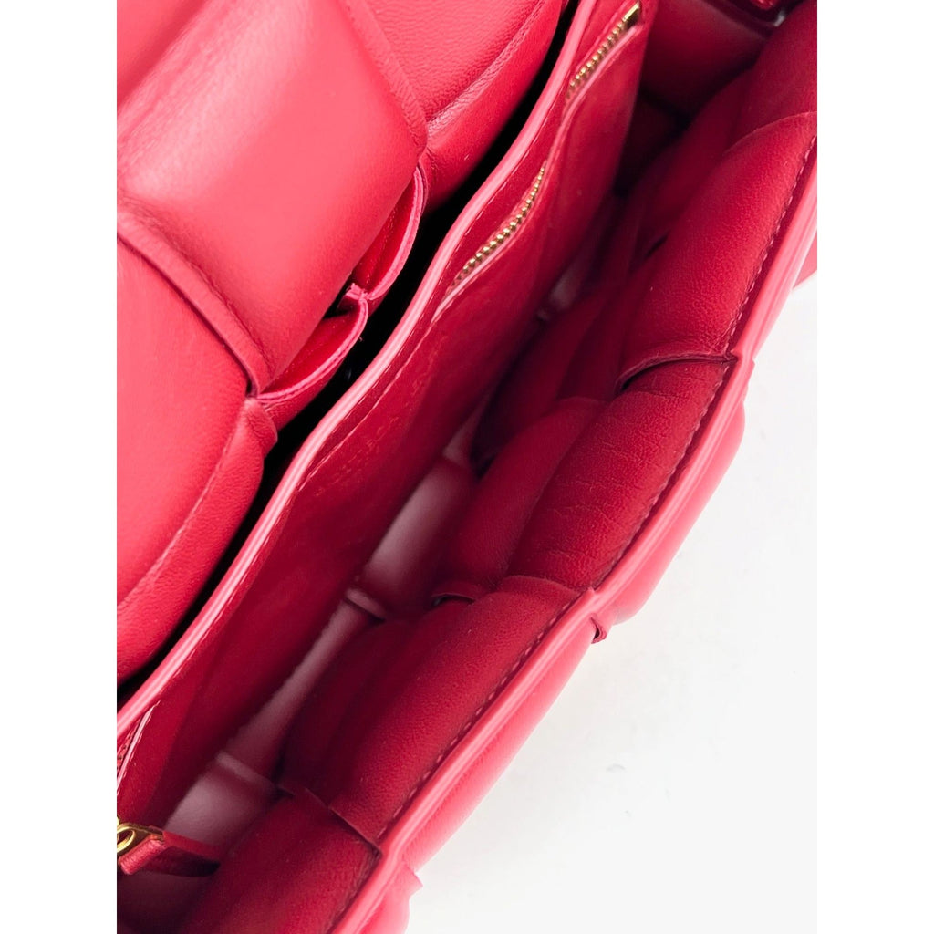 Túi đeo chéo Nappa Maxi Intreccio màu đỏ của Bottega Veneta