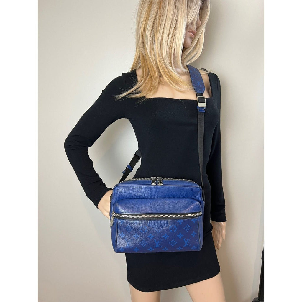 Túi đeo chéo ngoài trời Taigarama màu xanh của LOUIS VUITTON