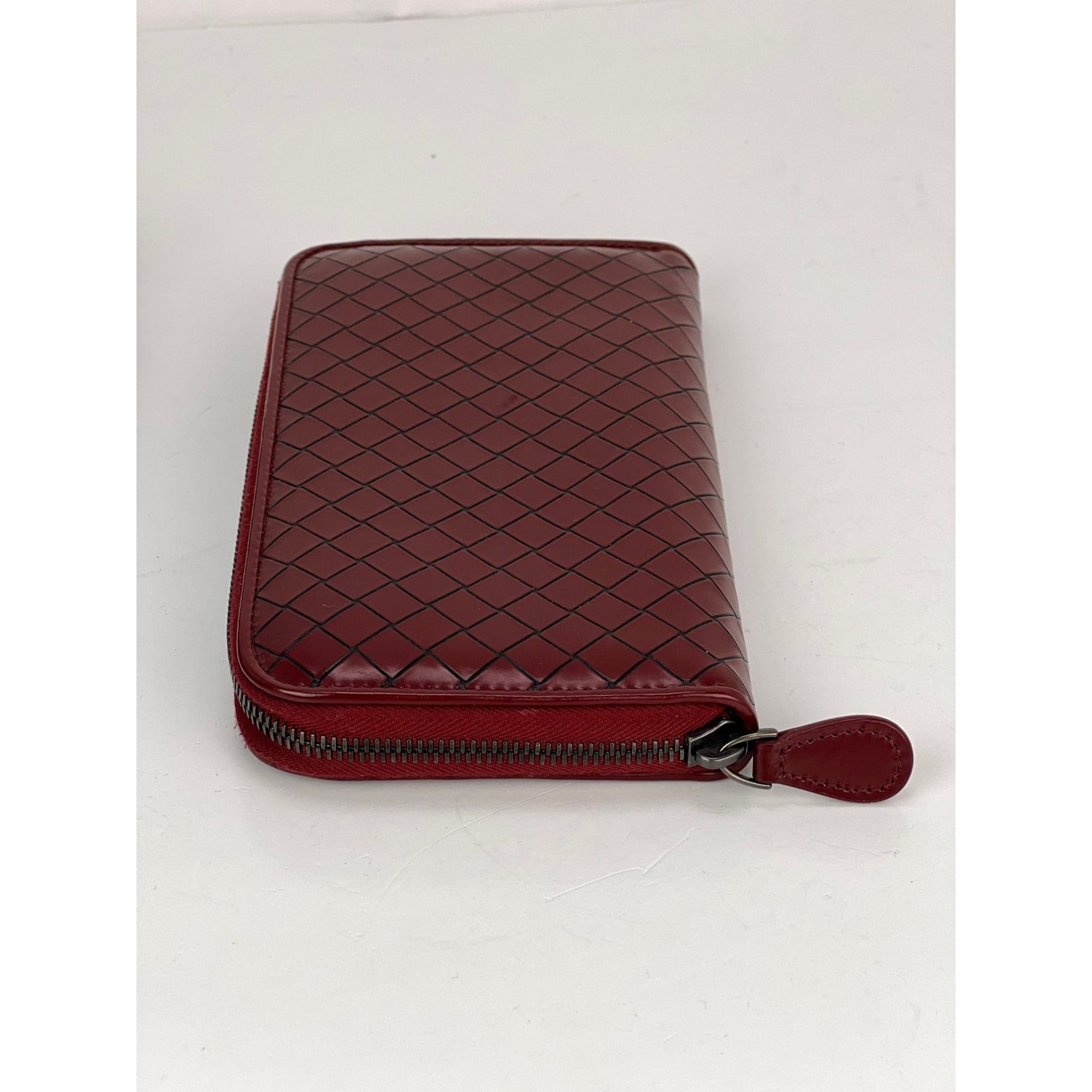 Ví cầm tay da Bottega Veneta Burgundy Intrecciato có khóa kéo