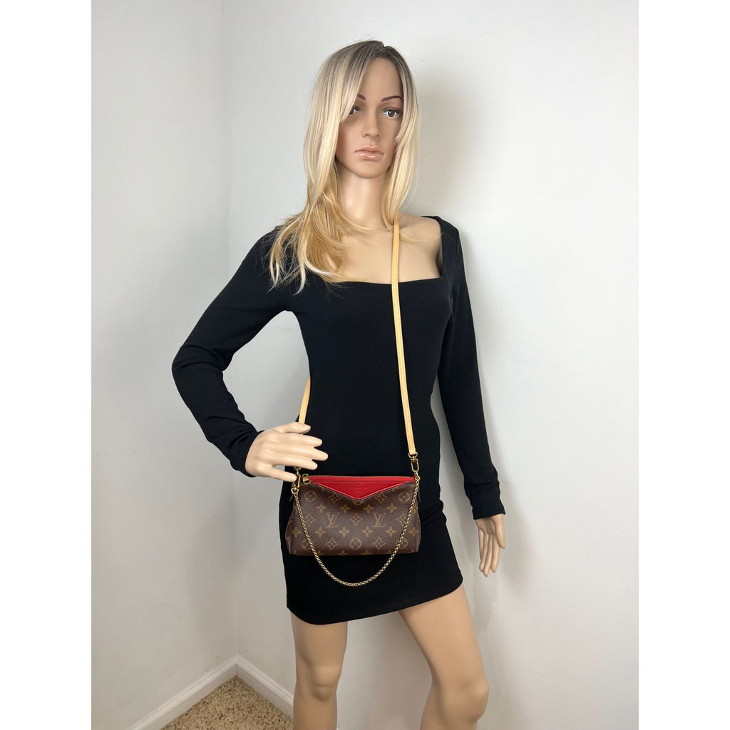 Túi đeo chéo LOUIS VUITTON Pallas Monogram Clutch Cherry