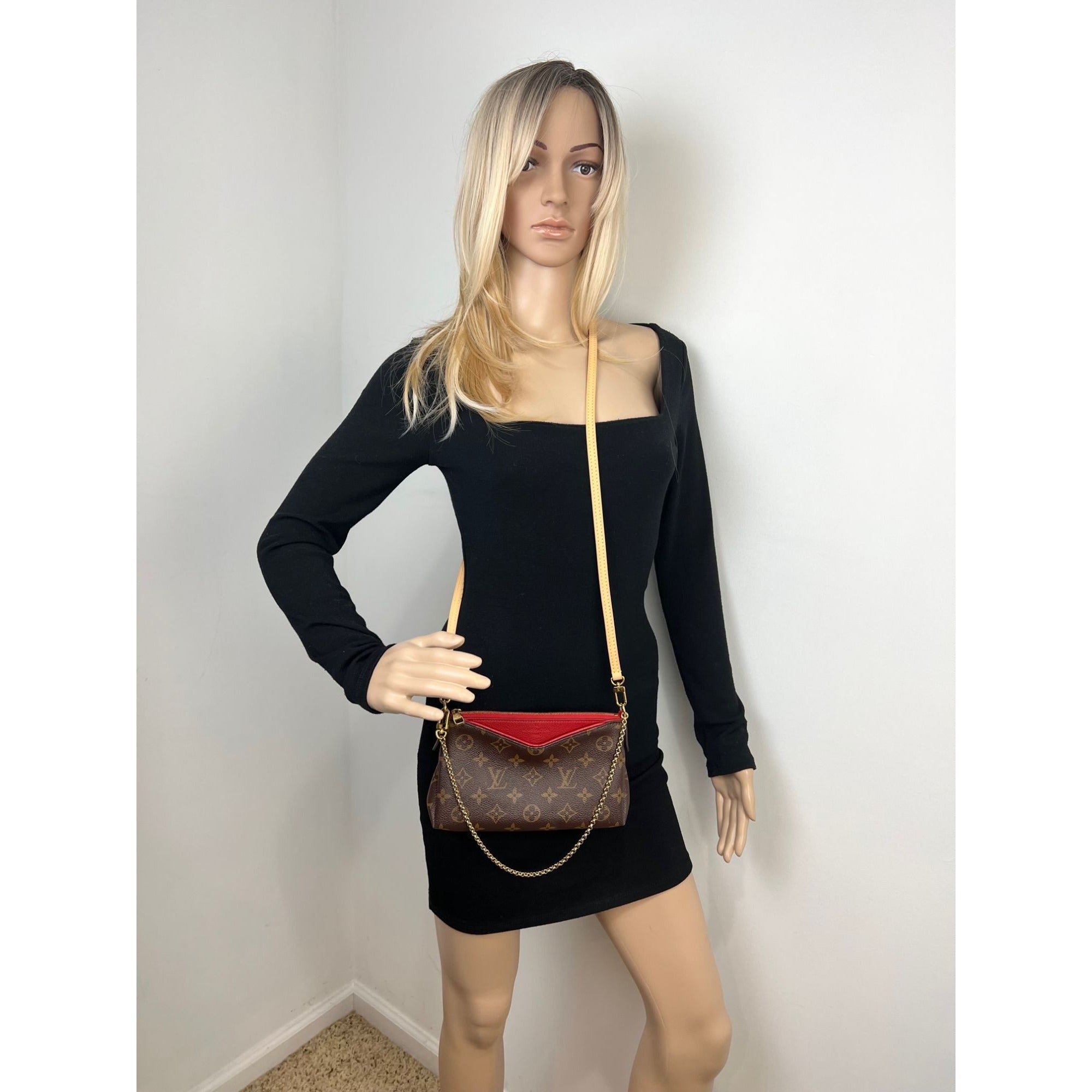 Túi đeo chéo LOUIS VUITTON Pallas Monogram Clutch Cherry
