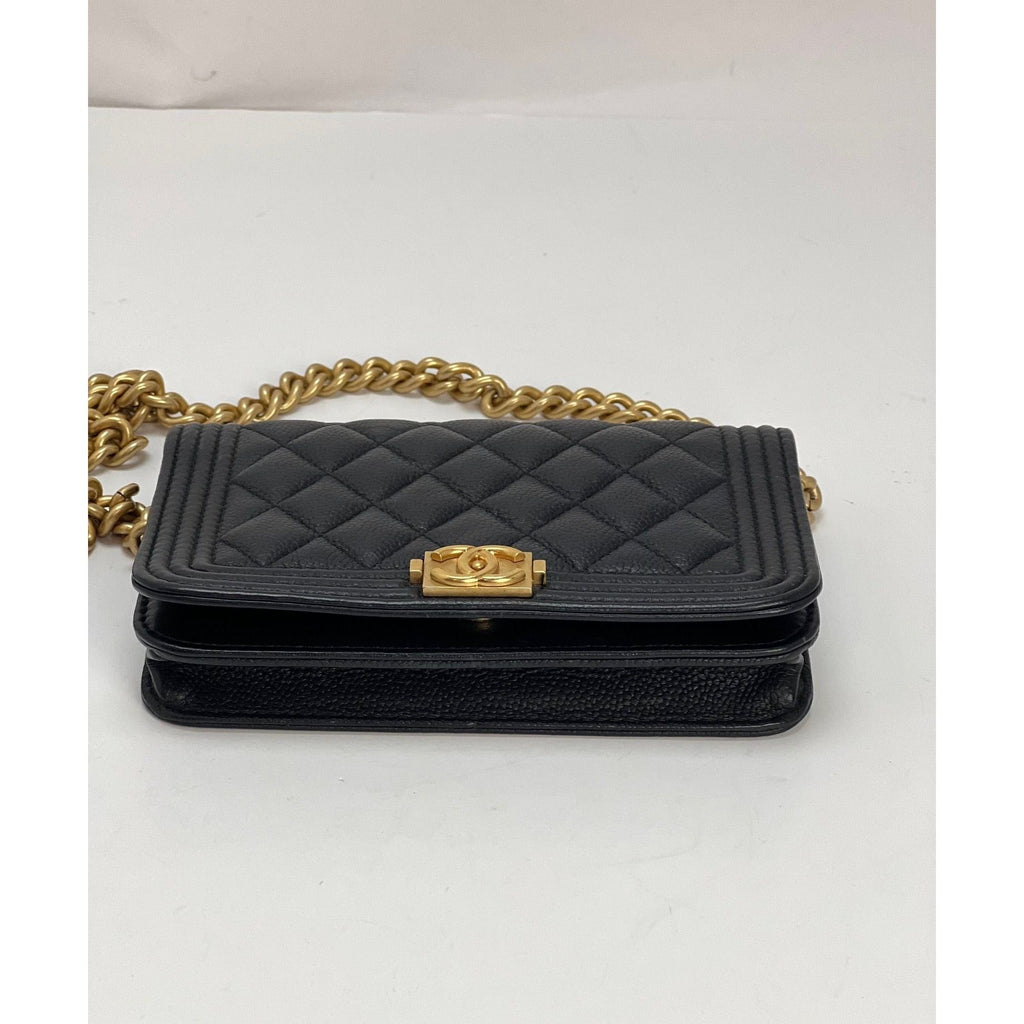 Ví cầm tay Chanel Caviar Quilted Mini Boy có dây xích màu đen