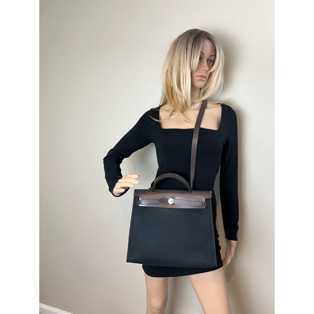Túi đeo vai Hermes Toile vache Hunter Herbag zip 31 PM màu đen Ebene