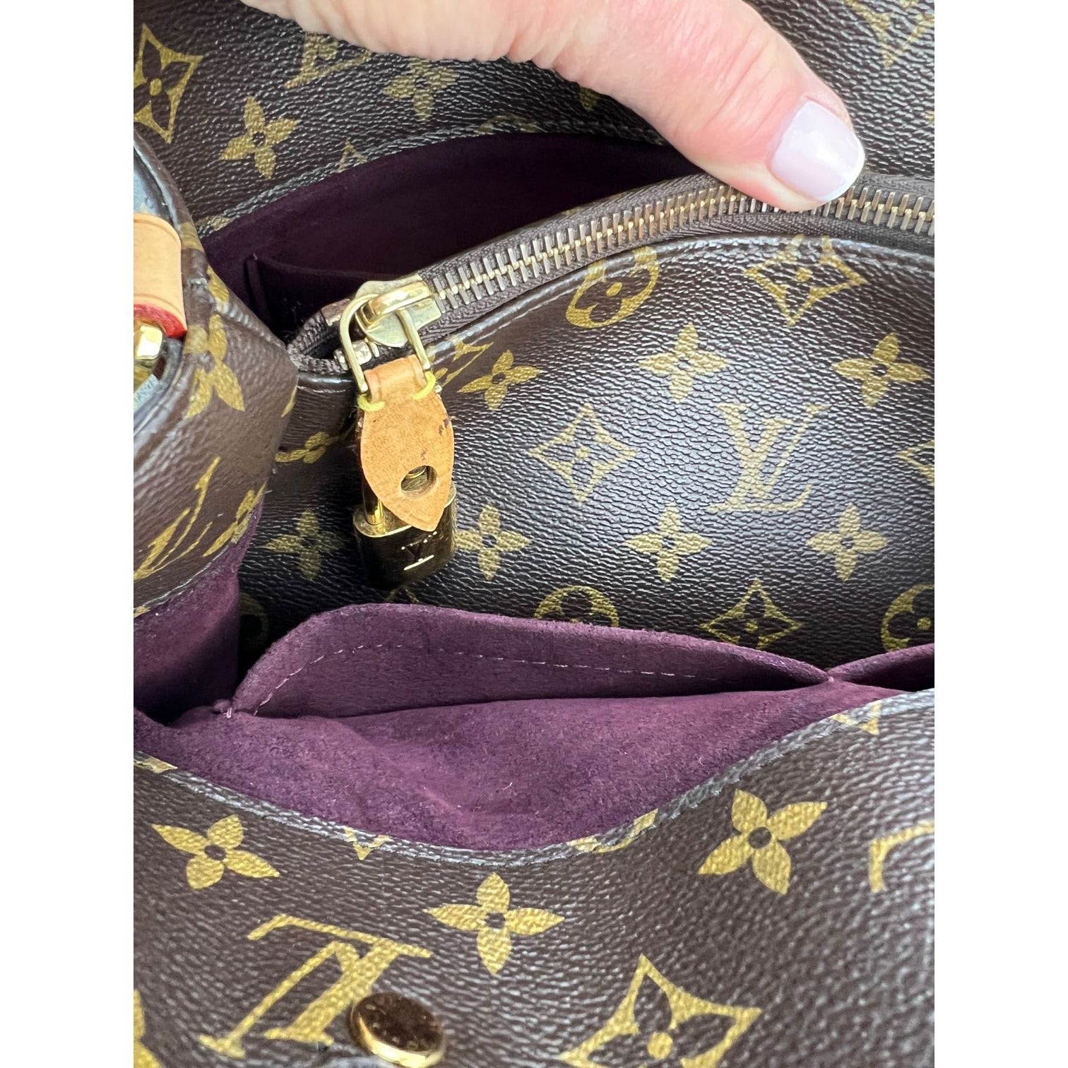 Túi đeo vai Louis Vuitton Montaigne MM Monogram