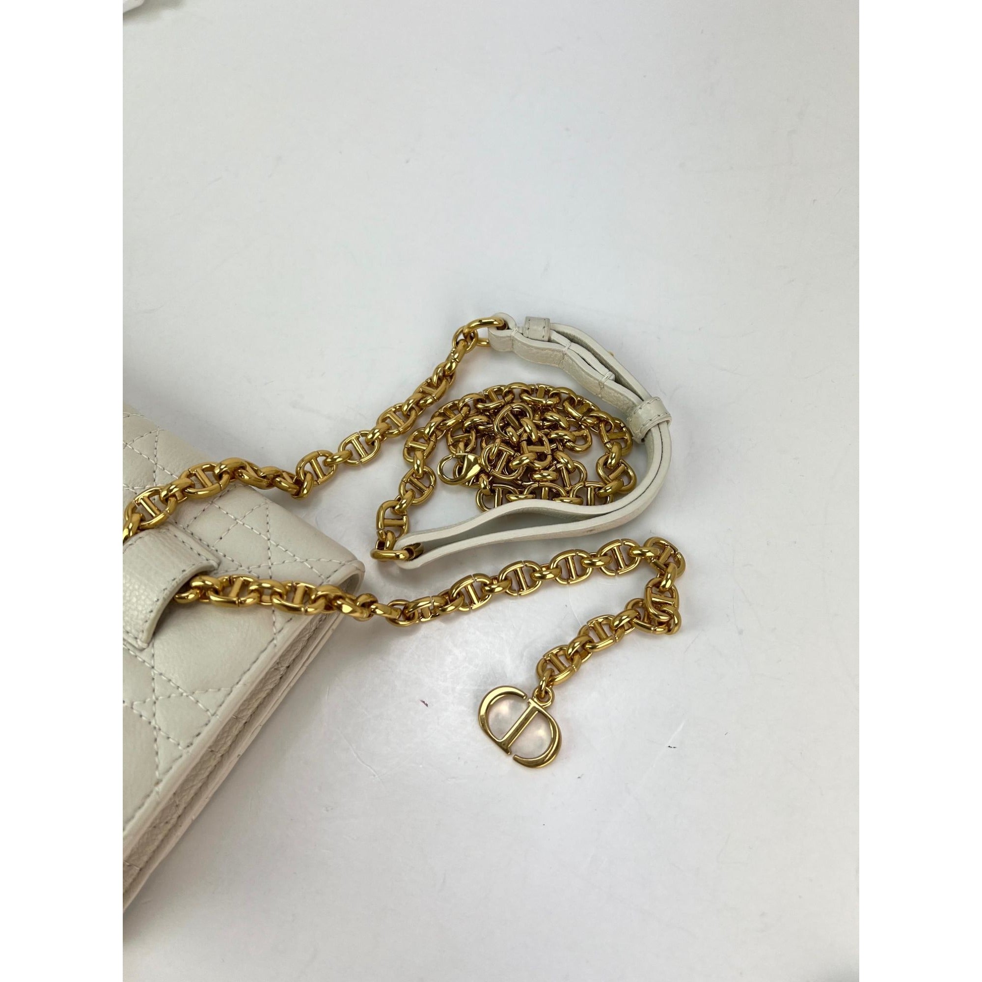 Túi cầm tay thắt lưng da trắng Caro Cannage của Christian Dior