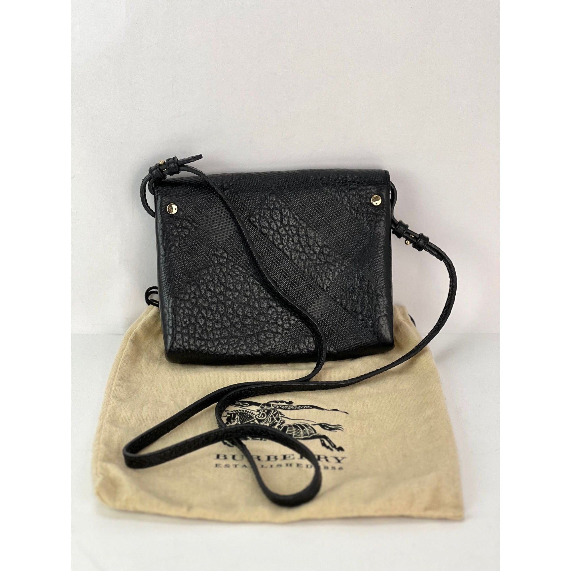 Túi đeo chéo Burberry Signature Grain Leather Check Embossed Langley Black