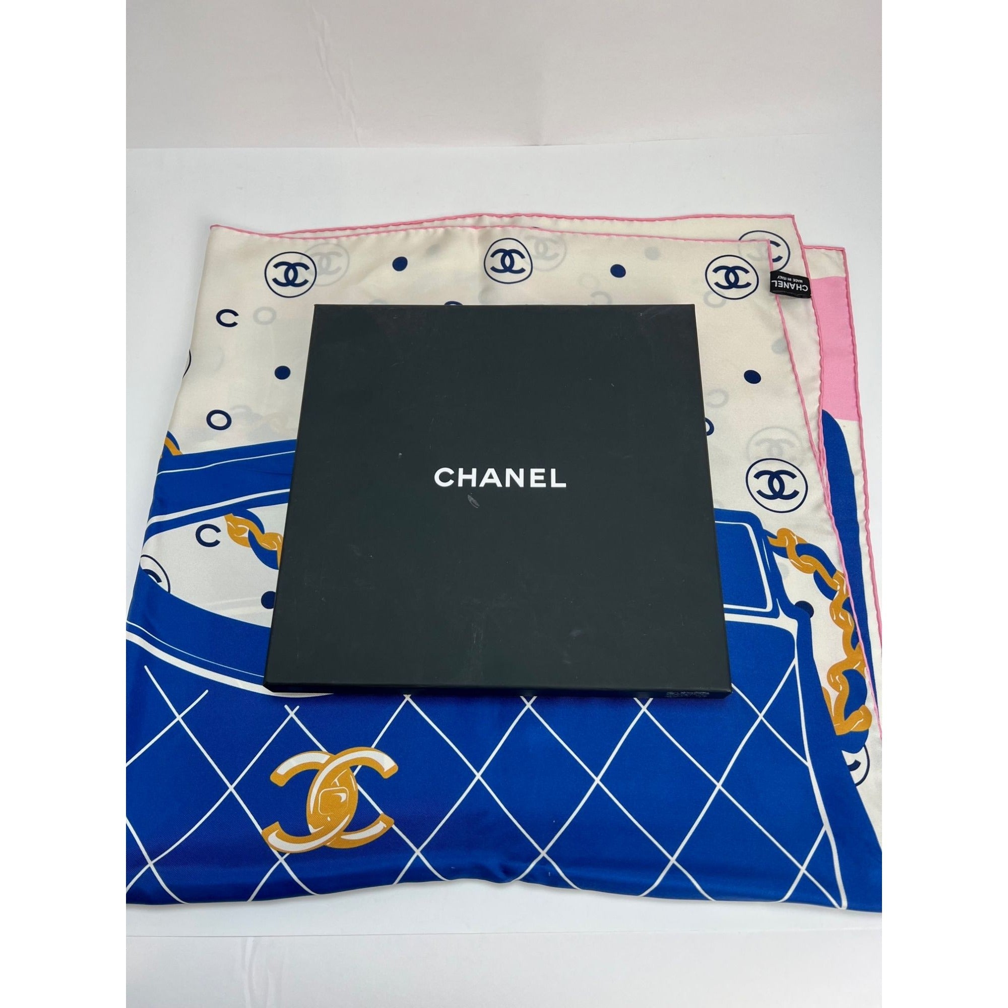 Khăn lụa Chanel màu hồng đen xanh