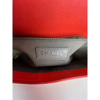 Túi Chanel Lambskin Quilted Medium Boy màu đỏ có nắp