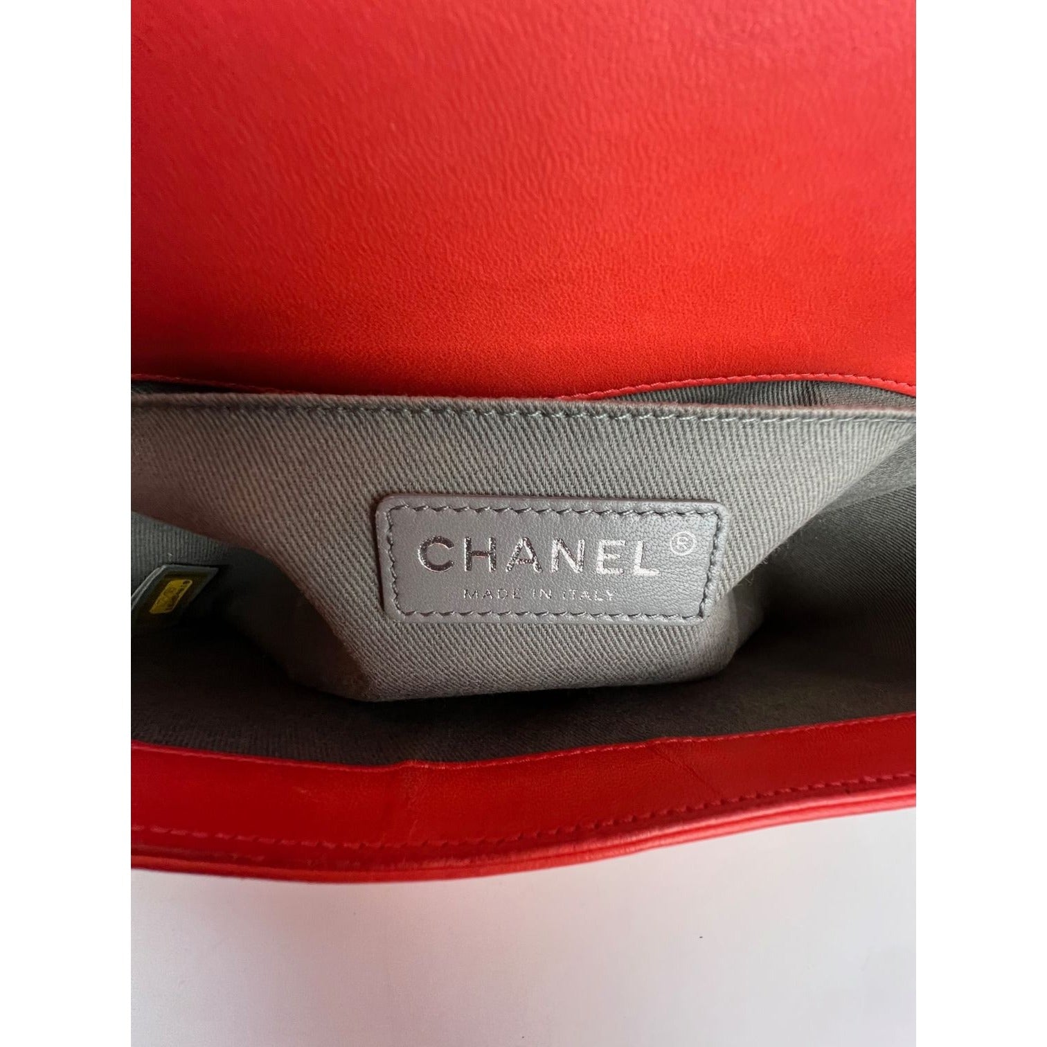 Túi Chanel Lambskin Quilted Medium Boy màu đỏ có nắp