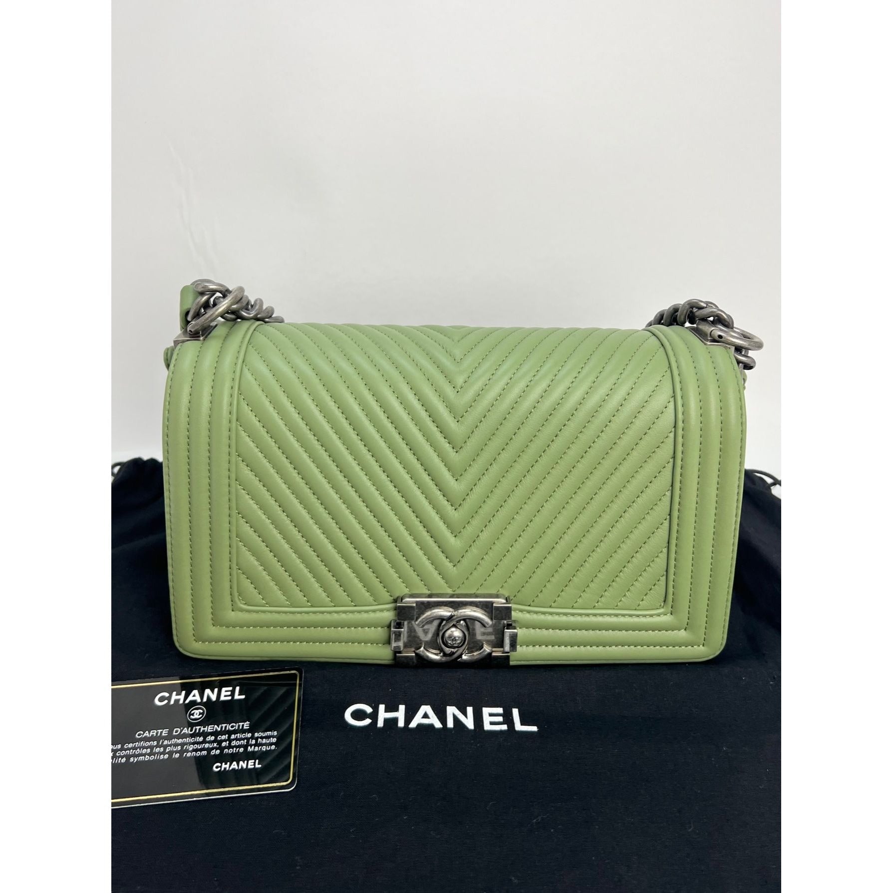 Túi Chanel Calfskin Chevron Quilted Medium Boy Flap Light Green