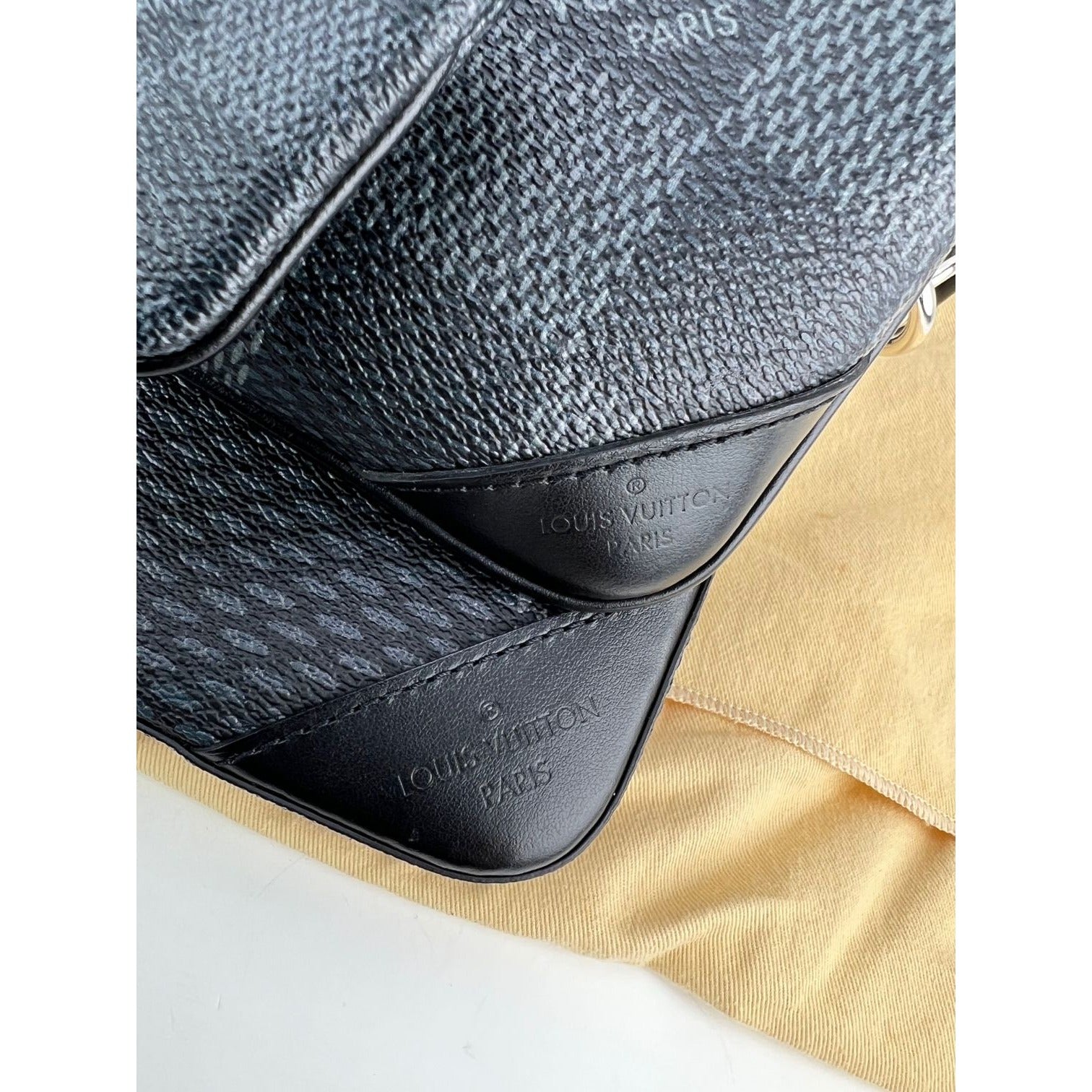 Túi xách nam LOUIS VUITTON Trio Messenger Damier Graphite