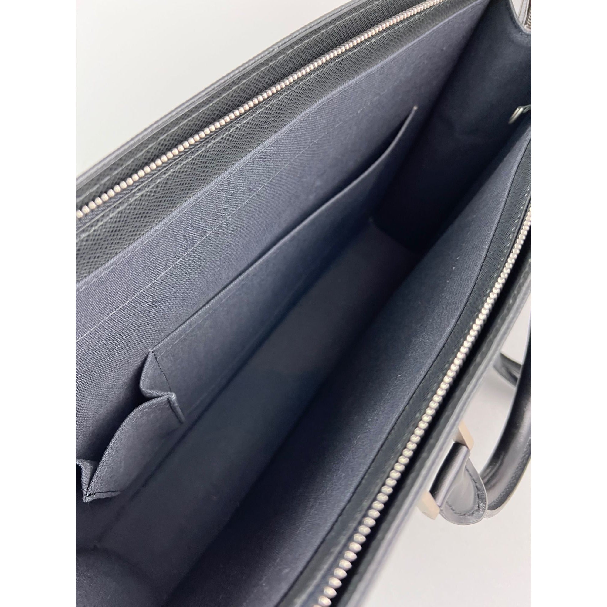 Cặp da nam màu đen Louis Vuitton Taiga Lozan Ardoise
