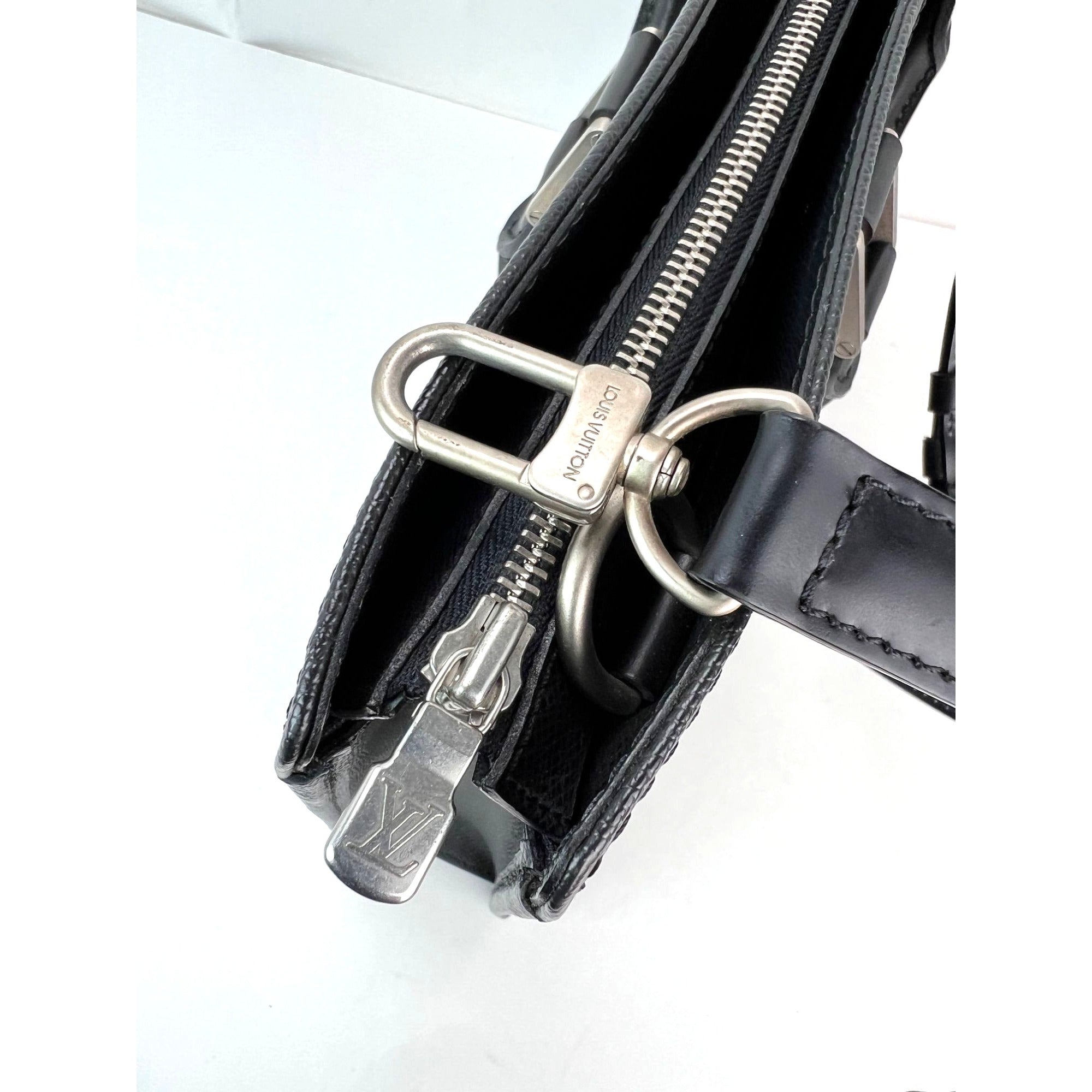 Cặp da nam màu đen Louis Vuitton Taiga Lozan Ardoise