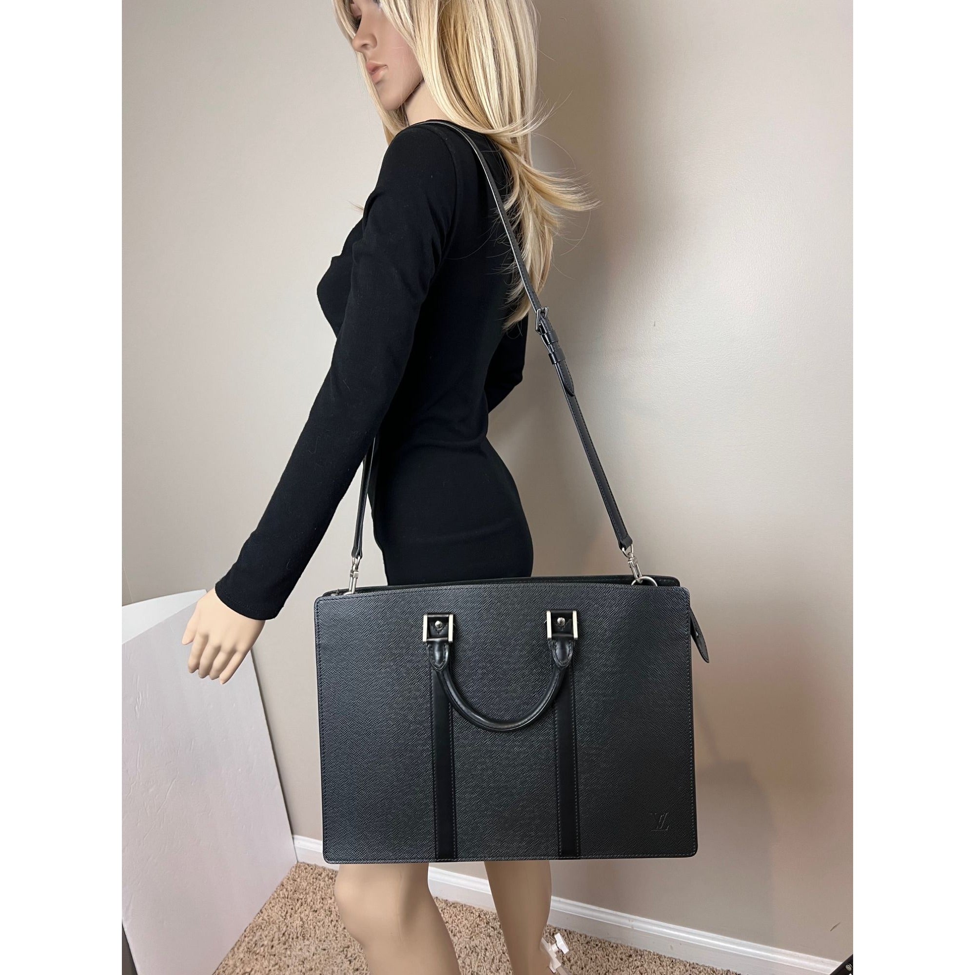 Cặp da nam màu đen Louis Vuitton Taiga Lozan Ardoise