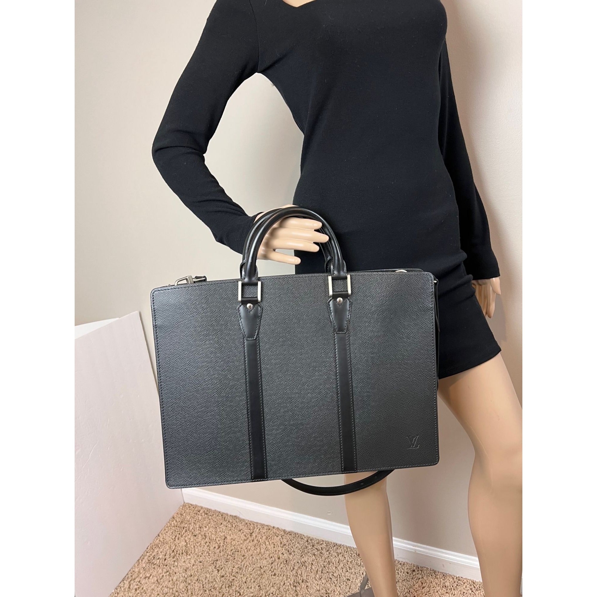 Cặp da nam màu đen Louis Vuitton Taiga Lozan Ardoise