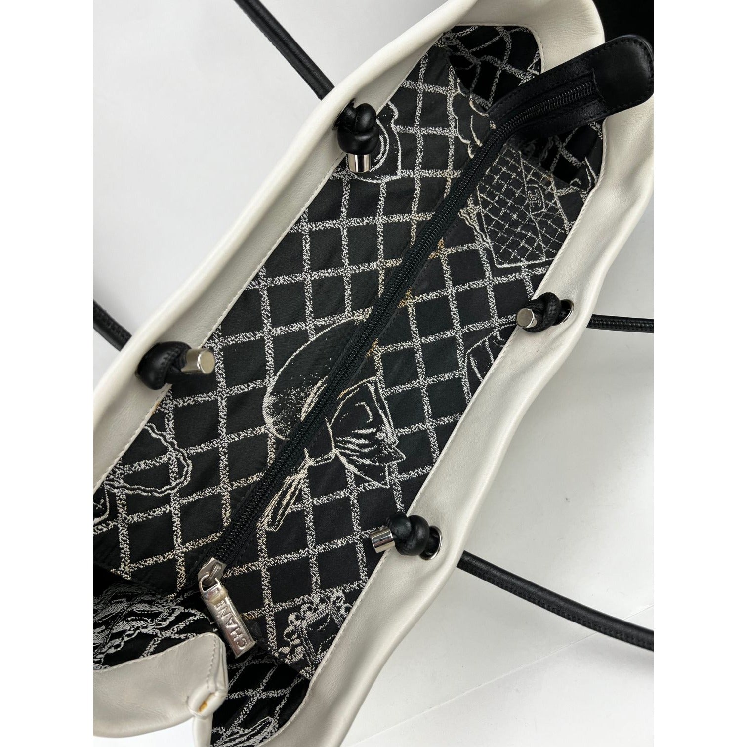 Chanel Essential 31 Rue Cambon Túi da màu trắng dốc