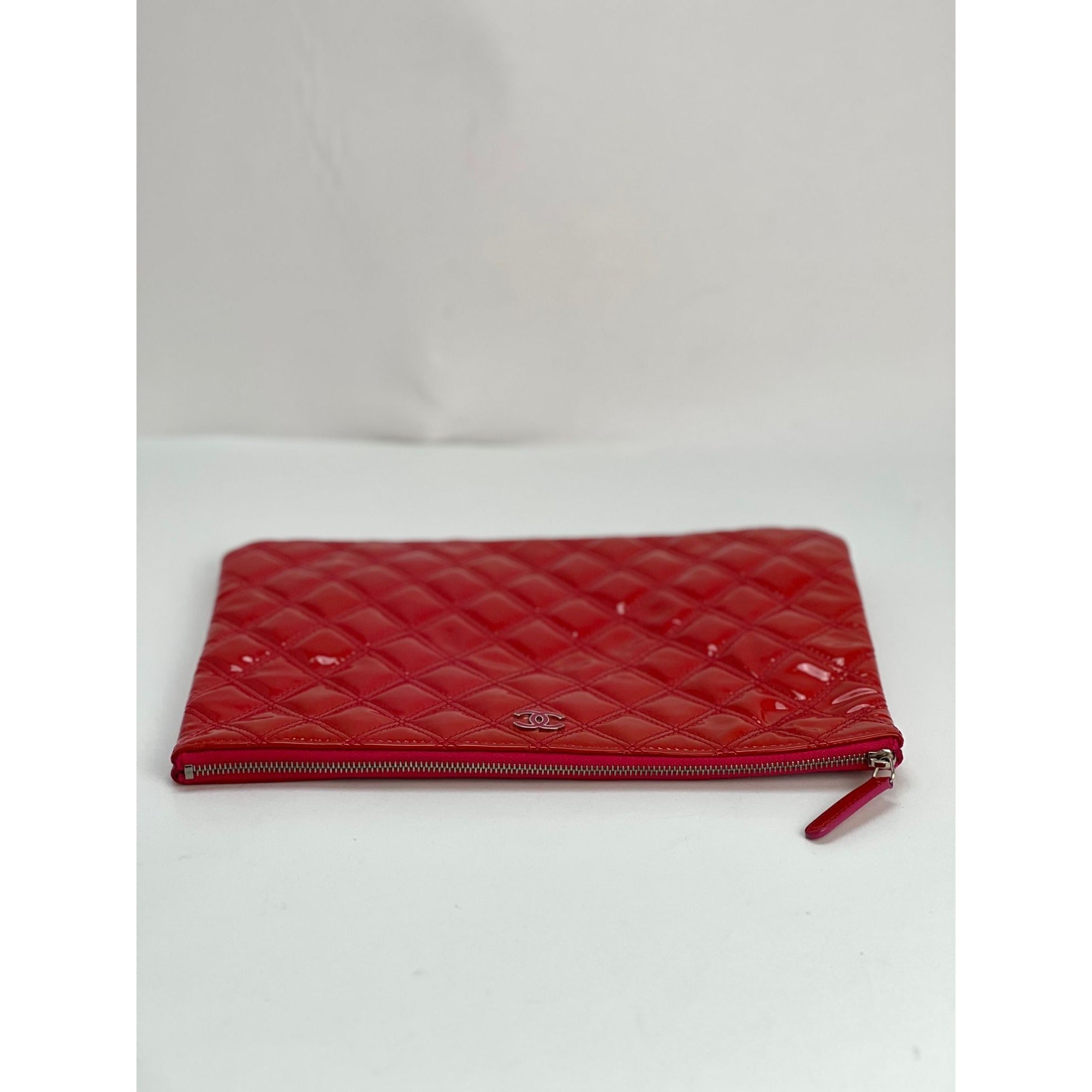 Hộp đựng mỹ phẩm Chanel Patent Quilted cỡ trung màu hồng đậm