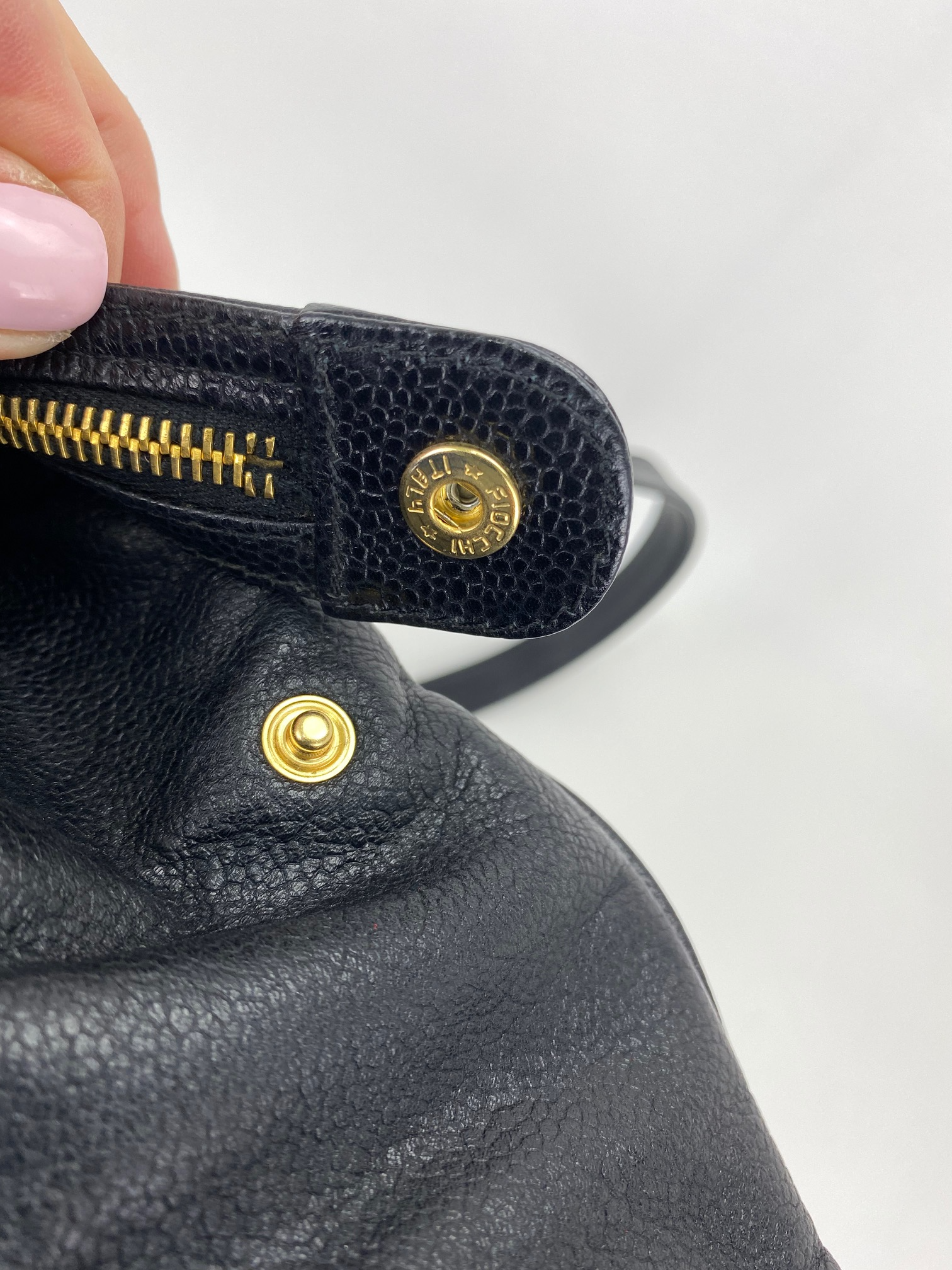 Túi đeo vai CHANEL Vintage Black Caviar Leather CC Zip Tote có thêm miếng lót đã qua sử dụng