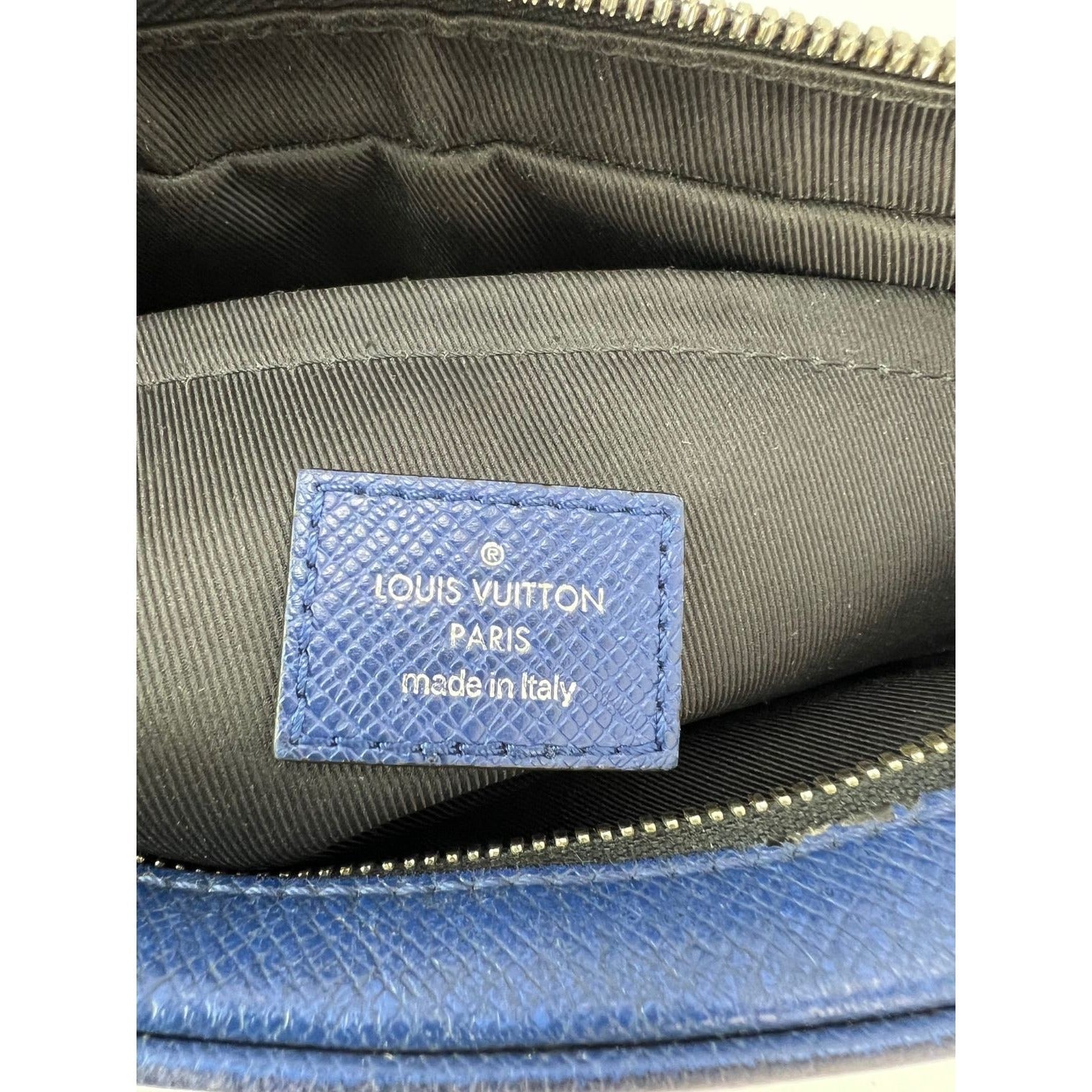 Túi đeo chéo ngoài trời Taigarama màu xanh của LOUIS VUITTON