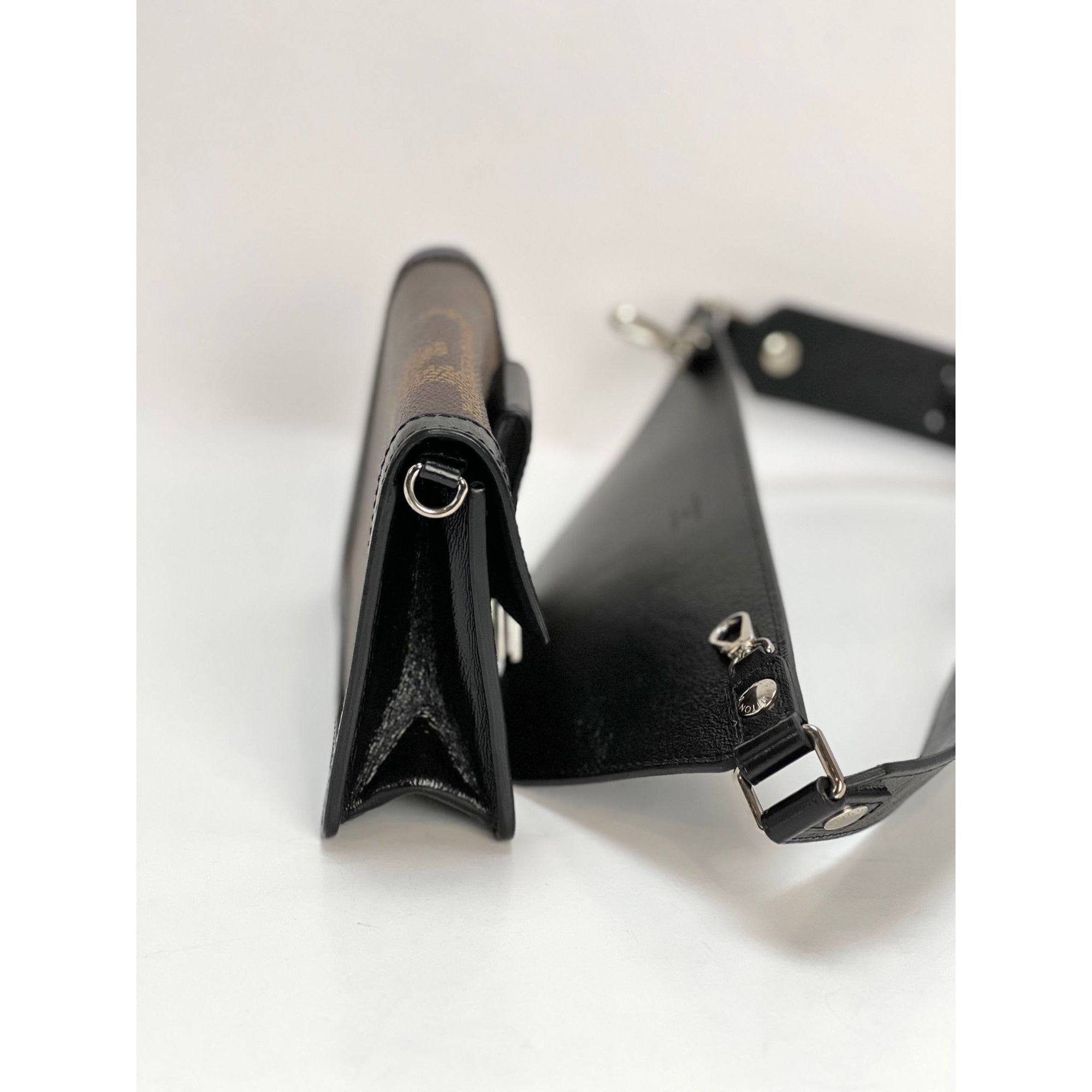 Ví cầm tay Louis Vuitton Reverse Giant Monogram Dauphine Belt Bumbag