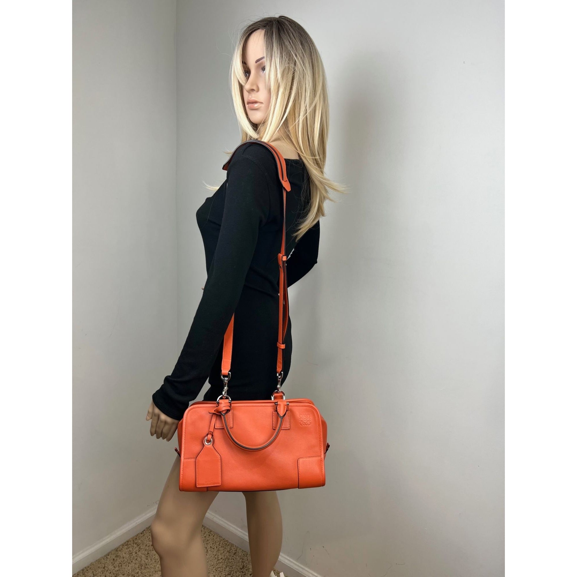 Túi đeo vai da bê Amazona 28 màu cam LOEWE