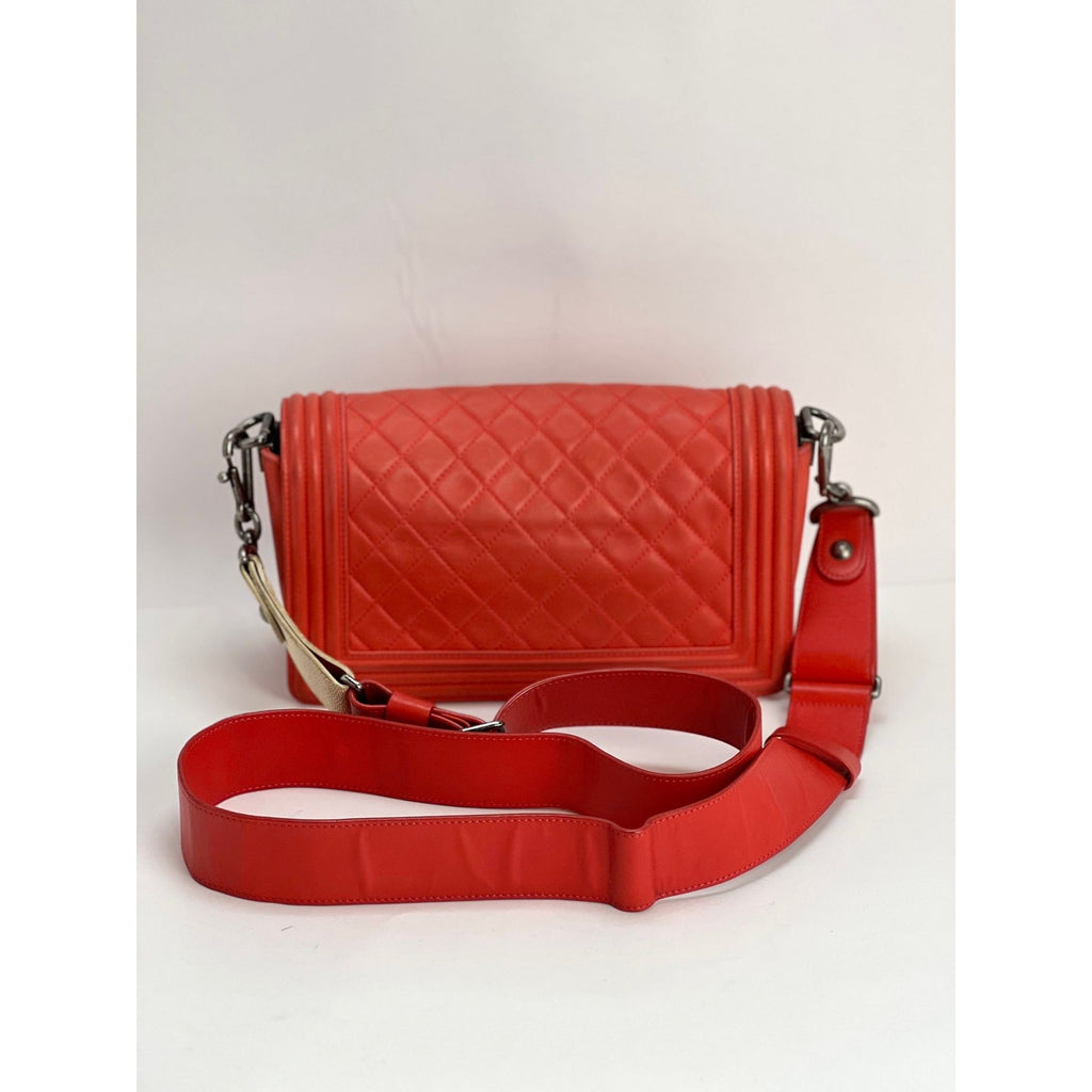 Túi Chanel Lambskin Quilted Medium Boy màu đỏ có nắp
