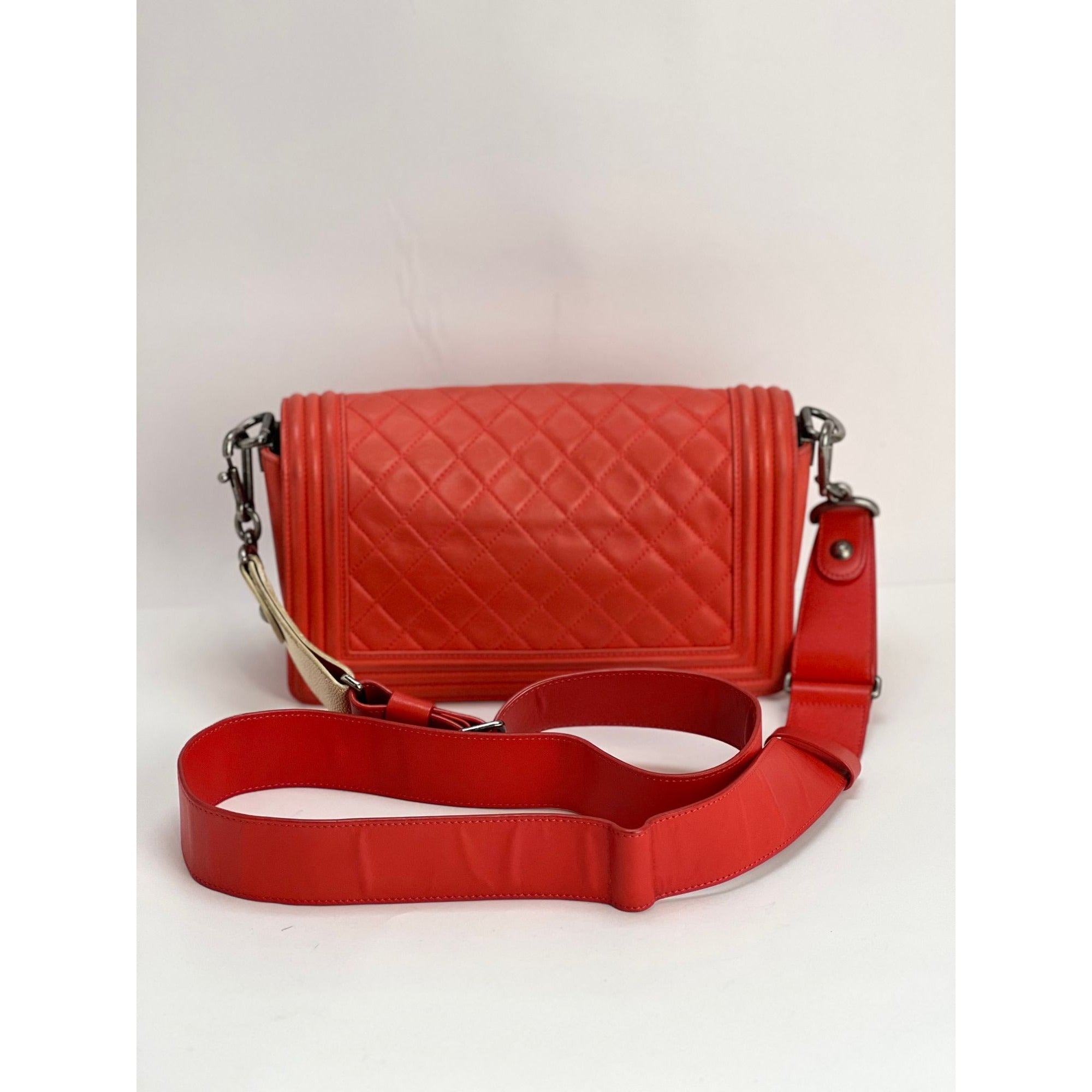 Túi Chanel Lambskin Quilted Medium Boy màu đỏ có nắp