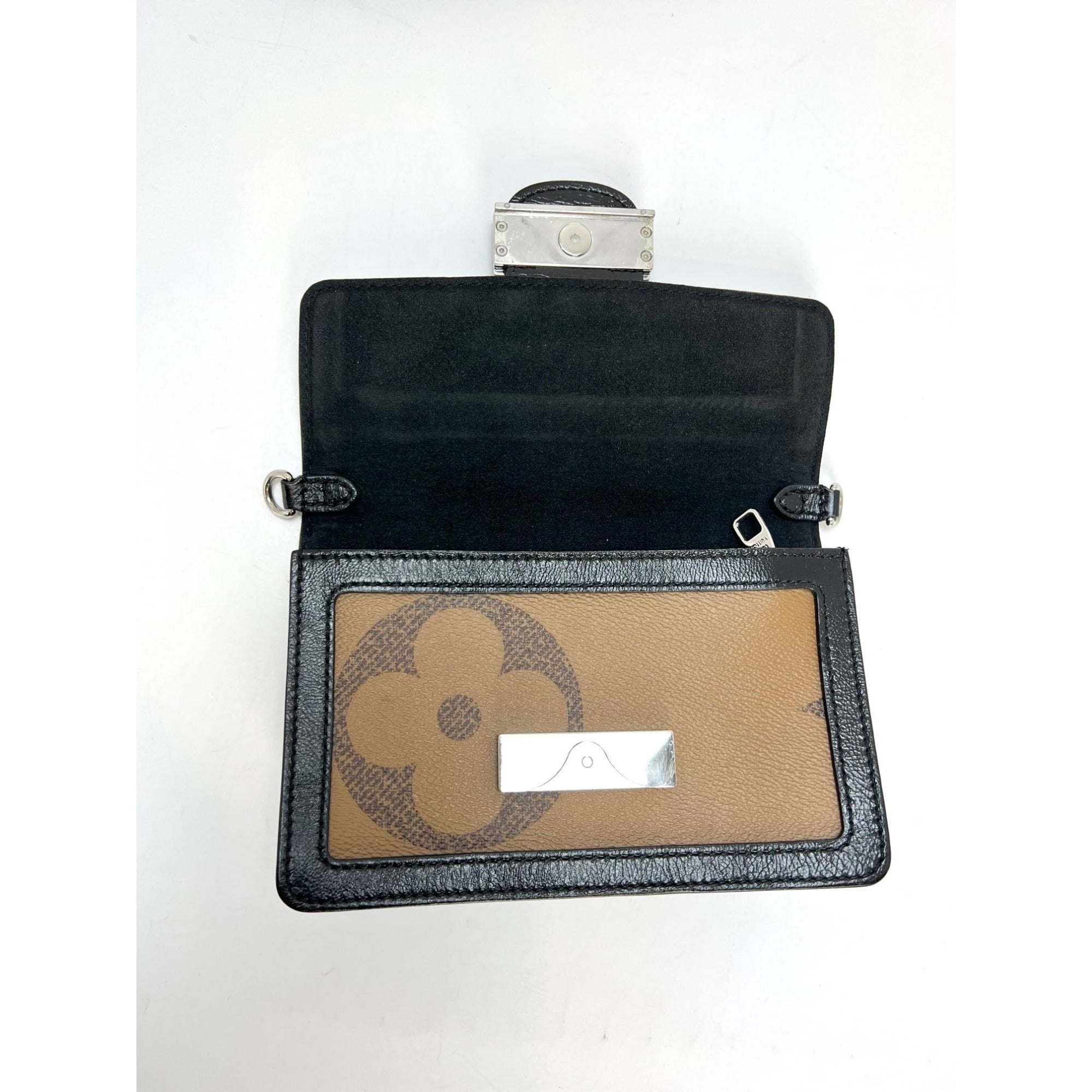 Ví cầm tay Louis Vuitton Reverse Giant Monogram Dauphine Belt Bumbag