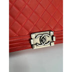 Túi Chanel Lambskin Quilted Medium Boy màu đỏ có nắp