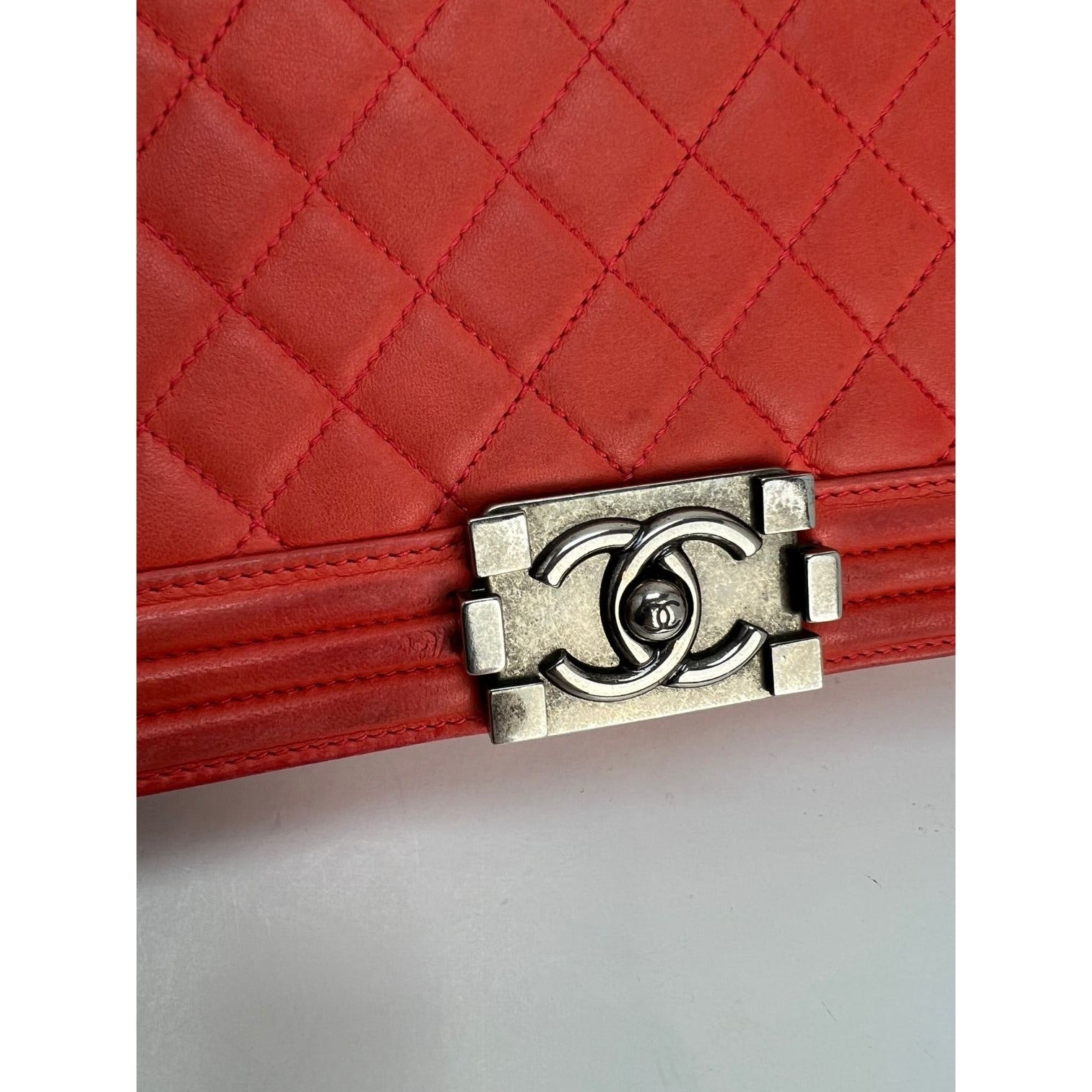Túi Chanel Lambskin Quilted Medium Boy màu đỏ có nắp