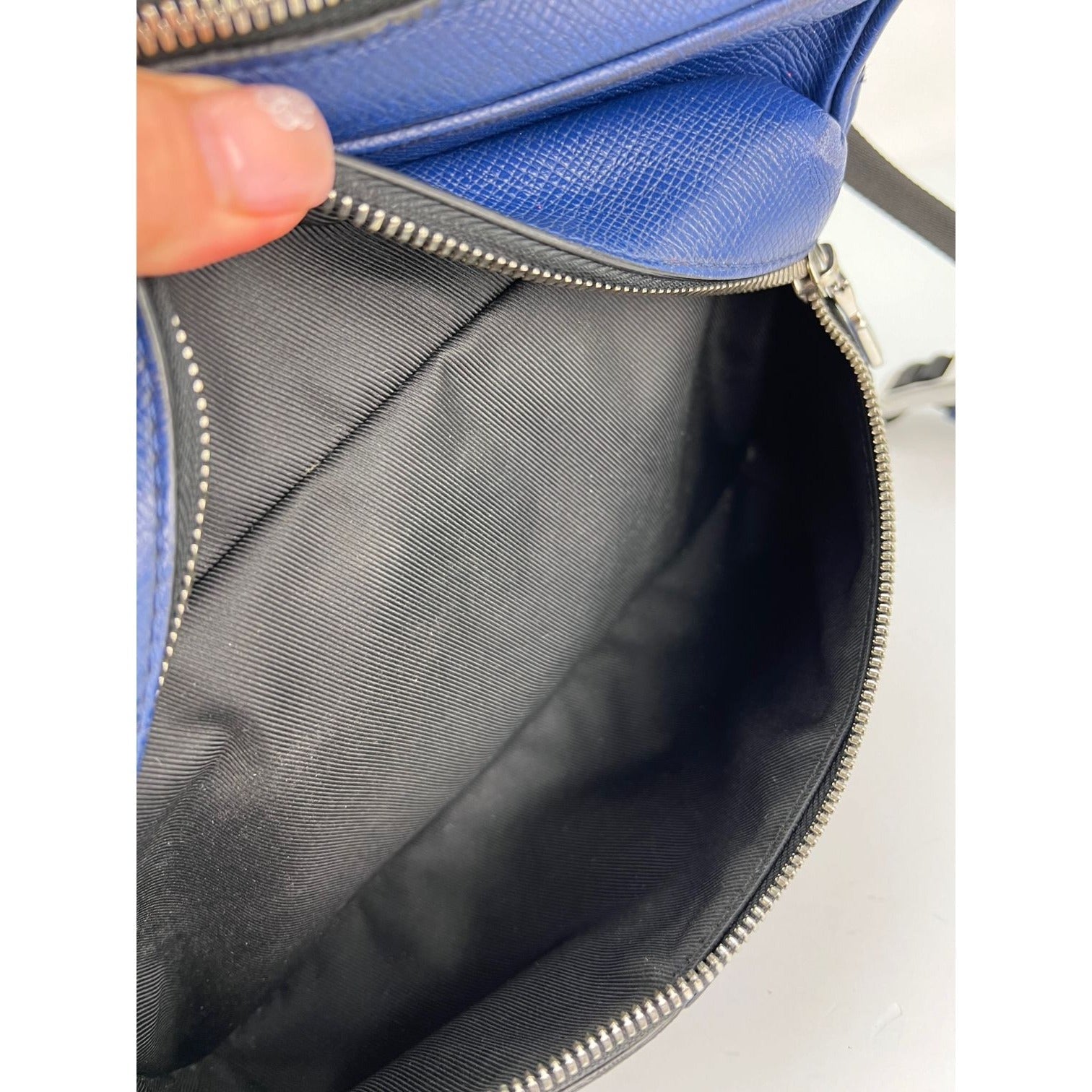 Túi đeo chéo ngoài trời Taigarama màu xanh của LOUIS VUITTON