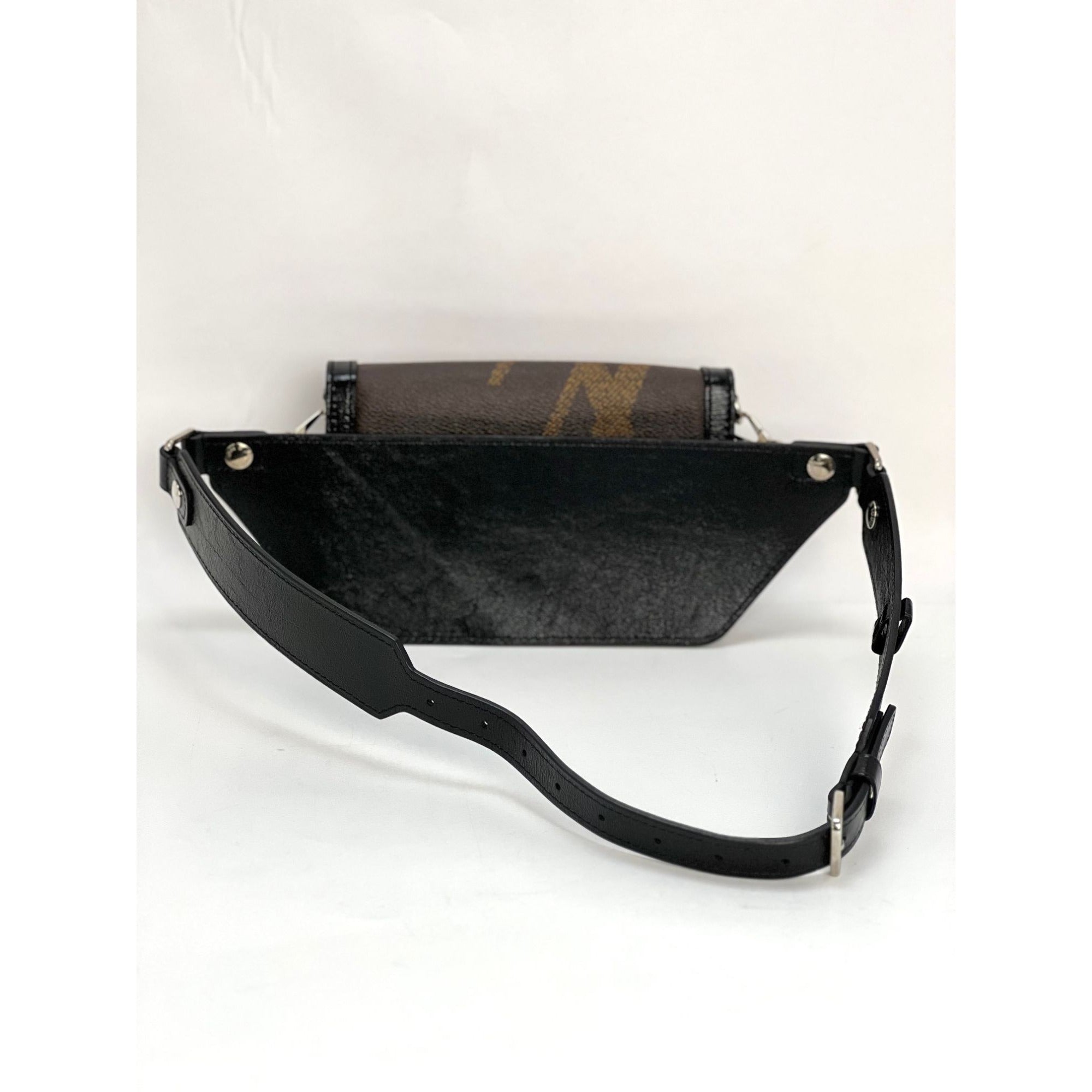Ví cầm tay Louis Vuitton Reverse Giant Monogram Dauphine Belt Bumbag