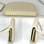 Túi ly hợp đeo vai da trắng của Bottega Veneta Intreciato