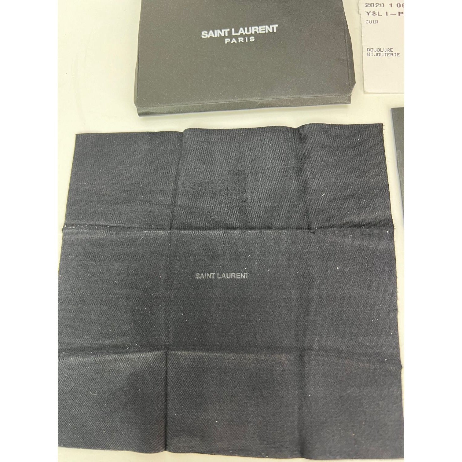 Túi đựng I-Pad bằng da trơn màu đen của Saint Laurent