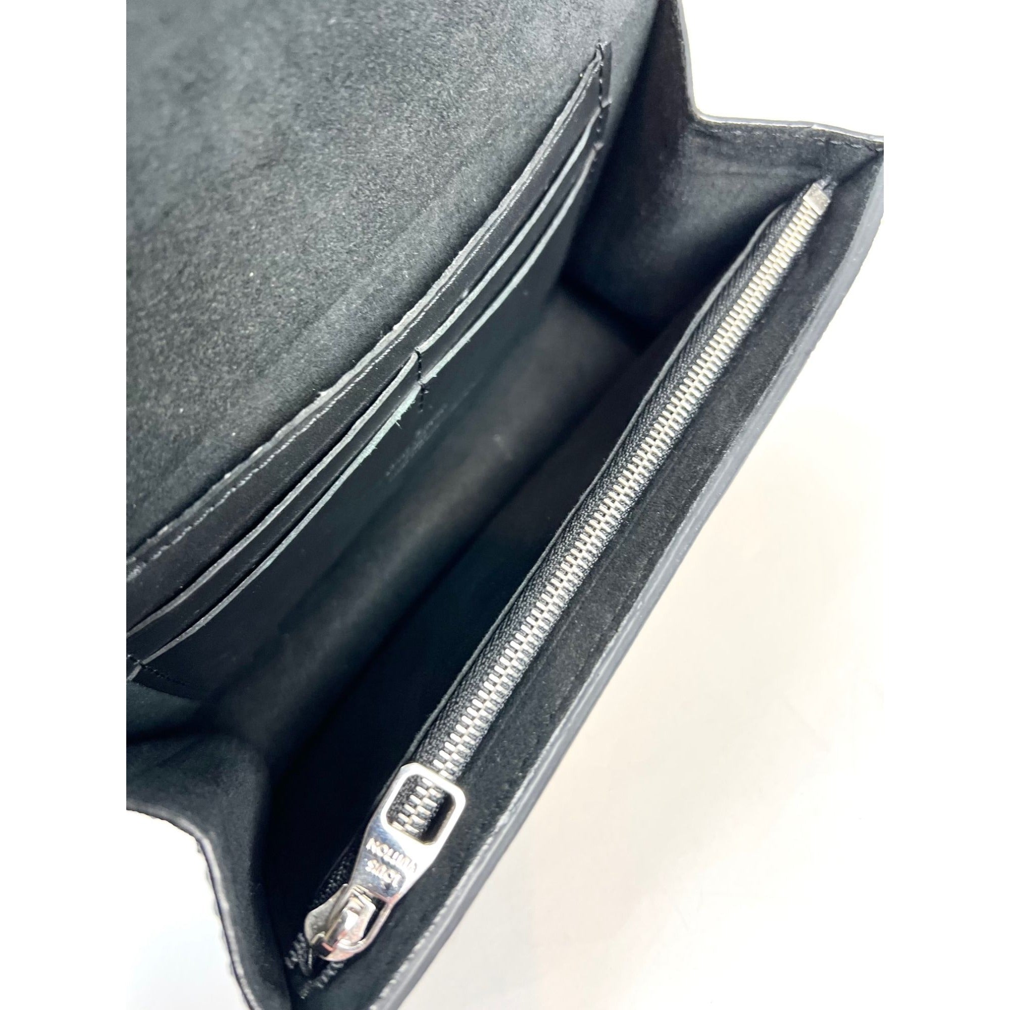 Ví cầm tay Louis Vuitton Reverse Giant Monogram Dauphine Belt Bumbag
