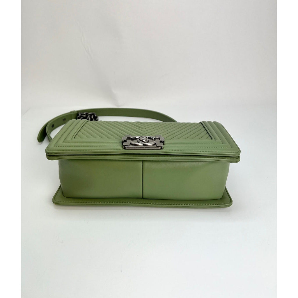 Túi Chanel Calfskin Chevron Quilted Medium Boy Flap Light Green