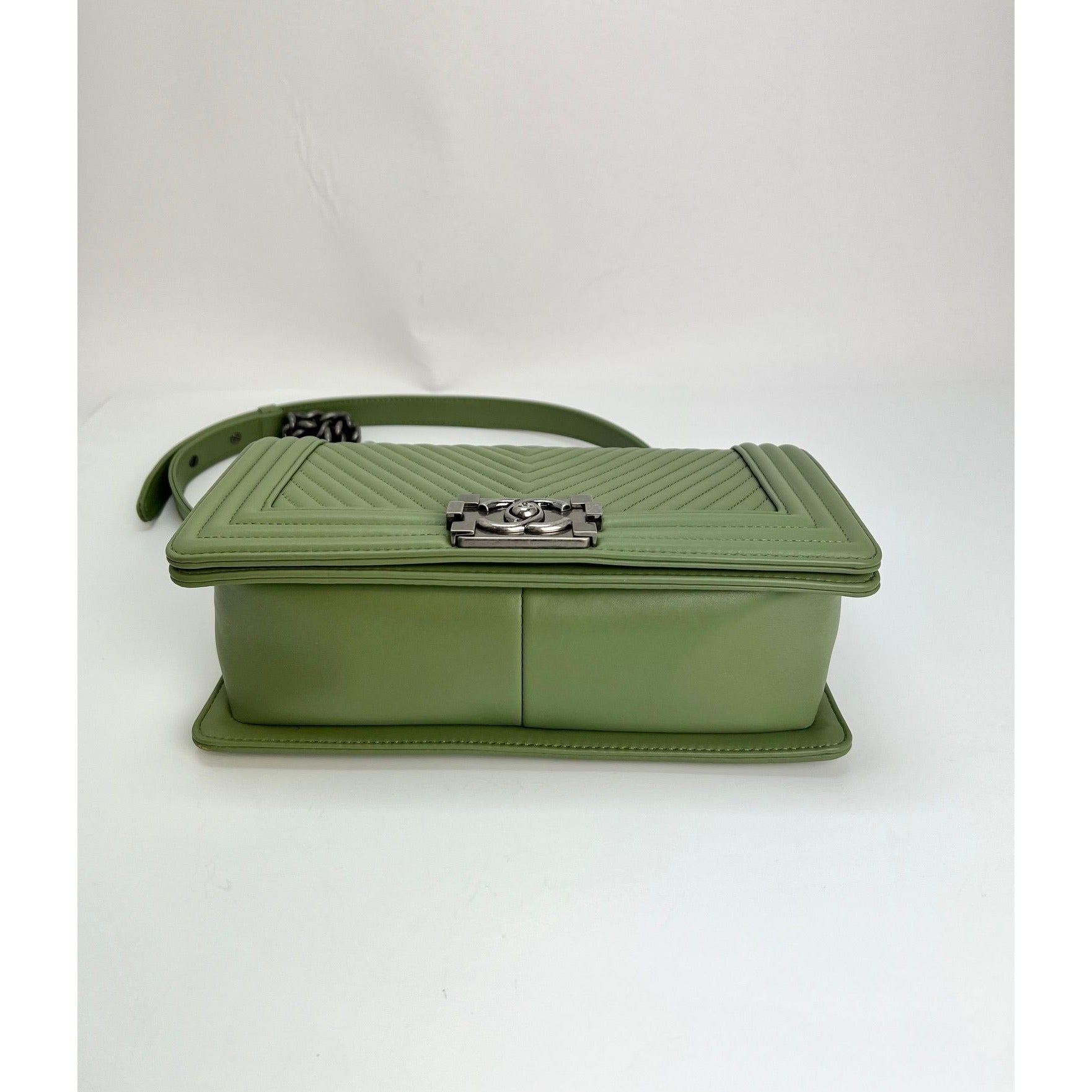 Túi Chanel Calfskin Chevron Quilted Medium Boy Flap Light Green