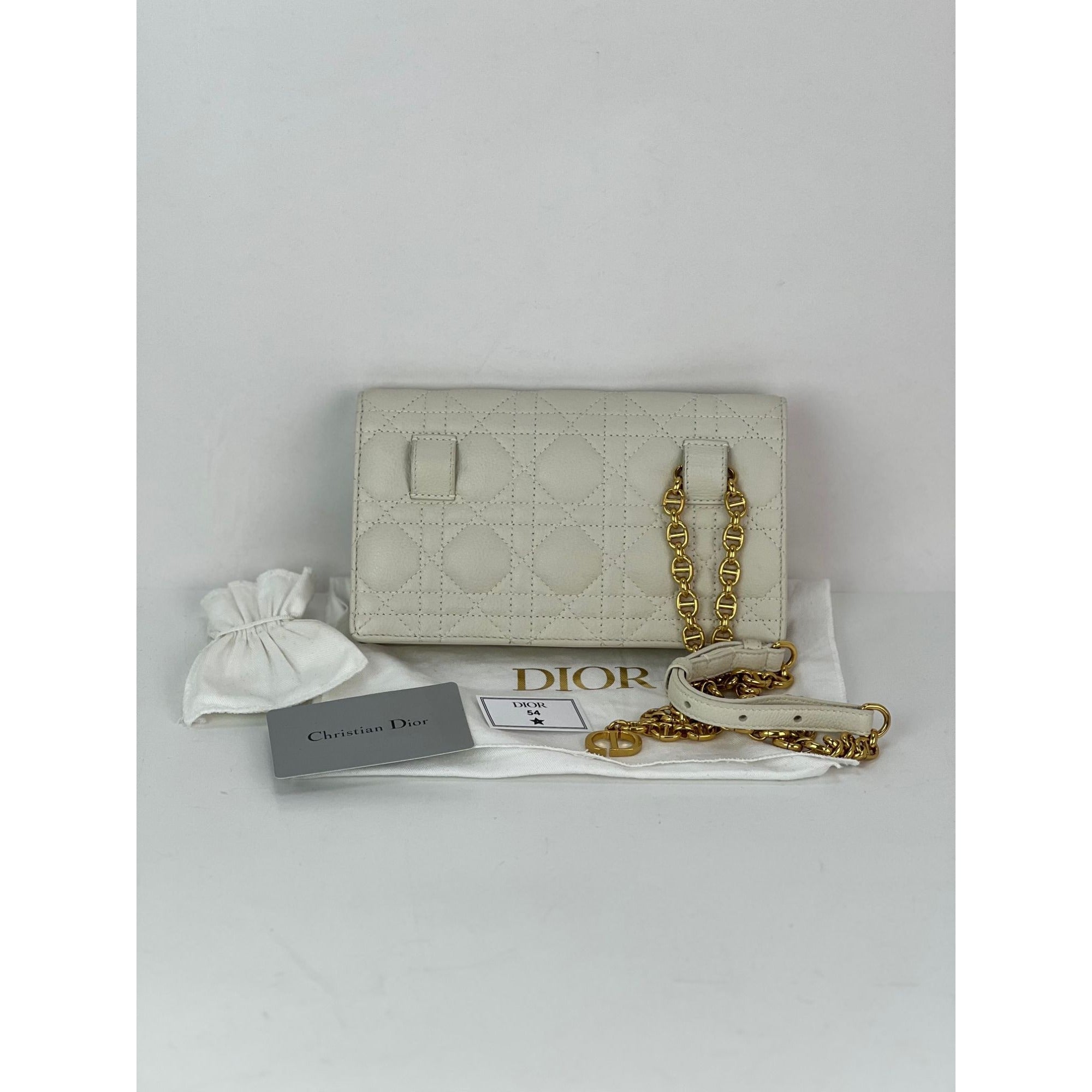 Túi cầm tay thắt lưng da trắng Caro Cannage của Christian Dior