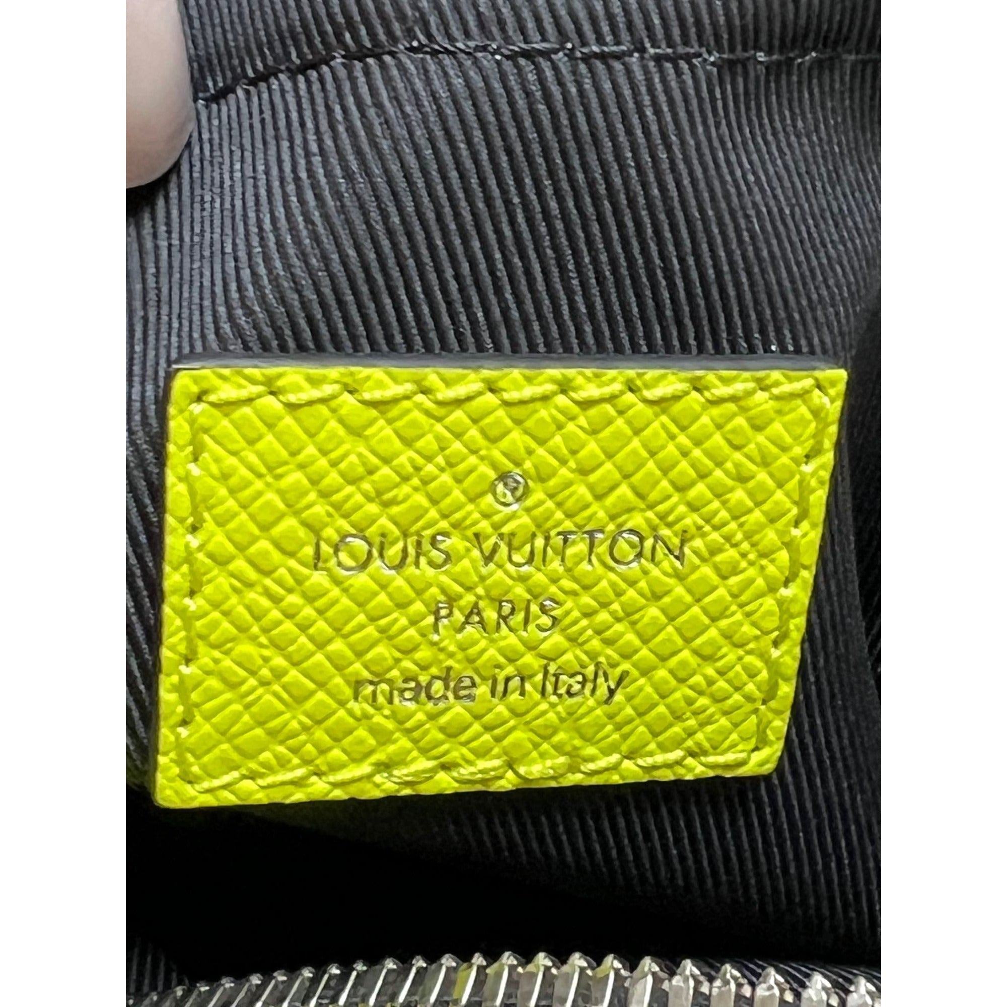 Túi đeo chéo ngoài trời Taigarama màu vàng của LOUIS VUITTON