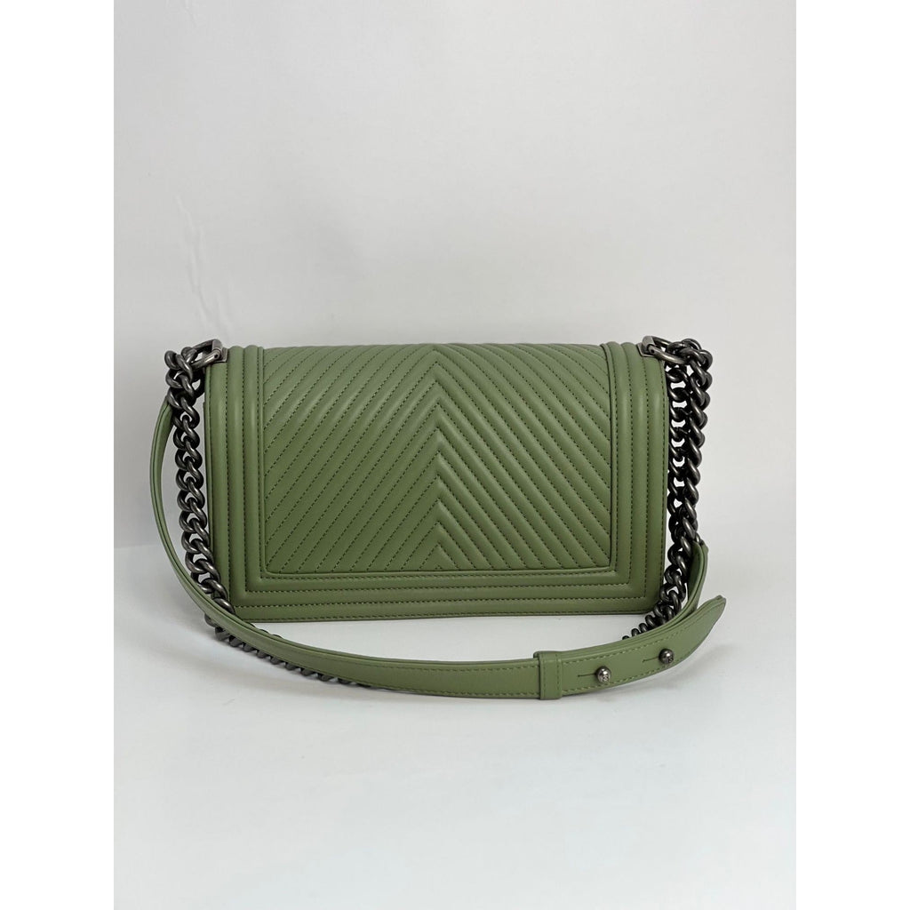 Túi Chanel Calfskin Chevron Quilted Medium Boy Flap Light Green
