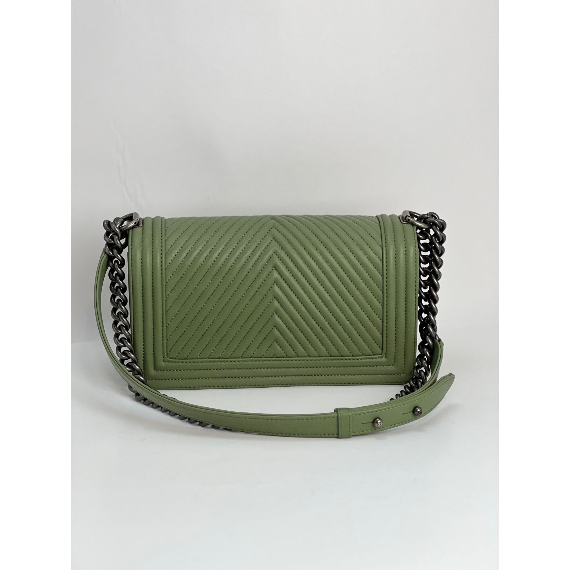Túi Chanel Calfskin Chevron Quilted Medium Boy Flap Light Green