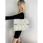 Túi tote thêu Christian Dior Book Grey cỡ trung